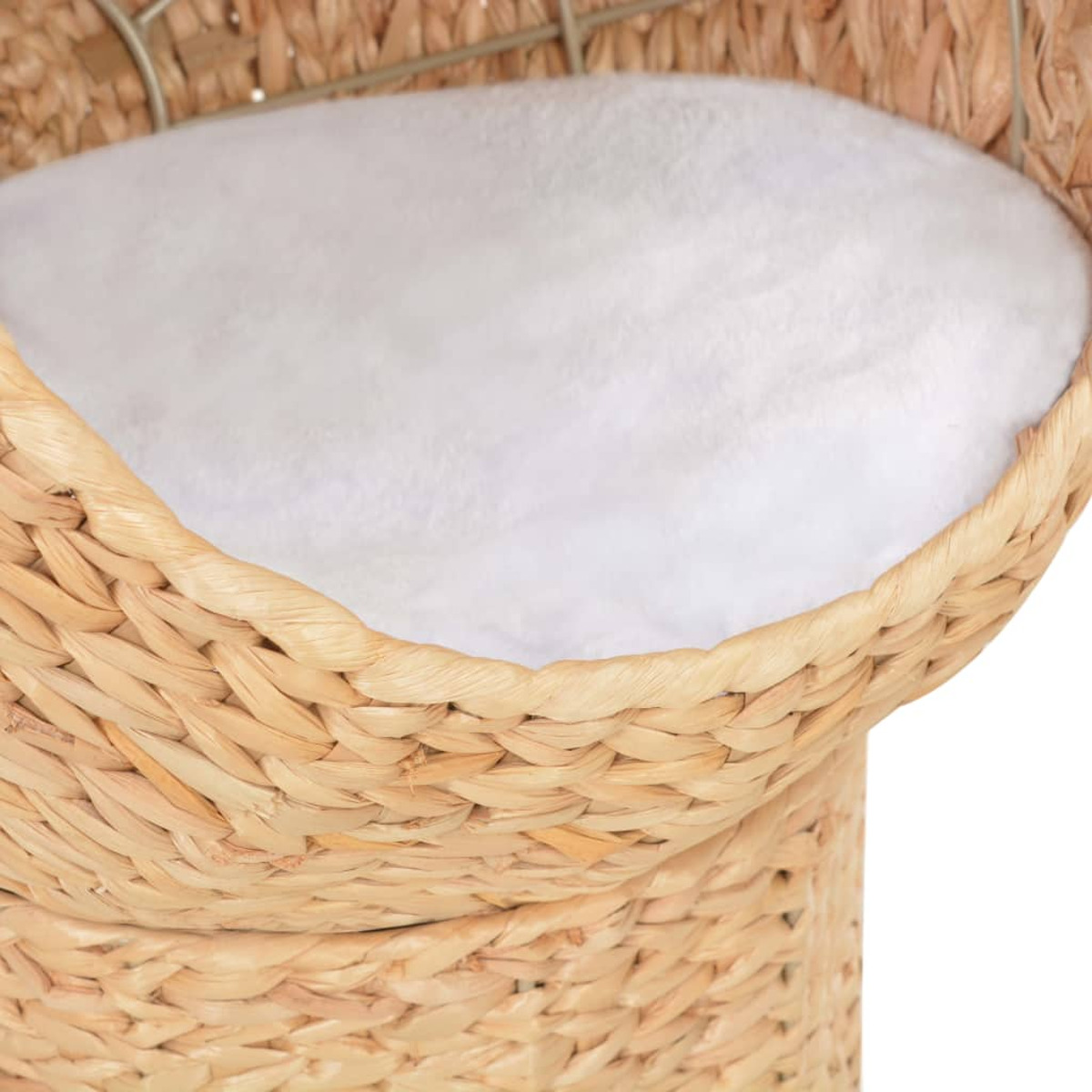 Ein Katzenbett, gewebt aus hellbraunem Material, mit weißem, flauschigem Innenraum.