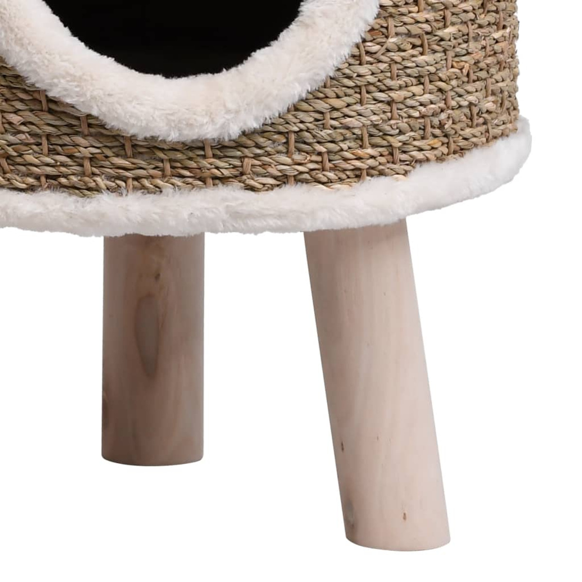 Katzenbett. Gewebter Korb mit weißem Besatz und Holzbeinen. Das Bett ist beige und weiß.