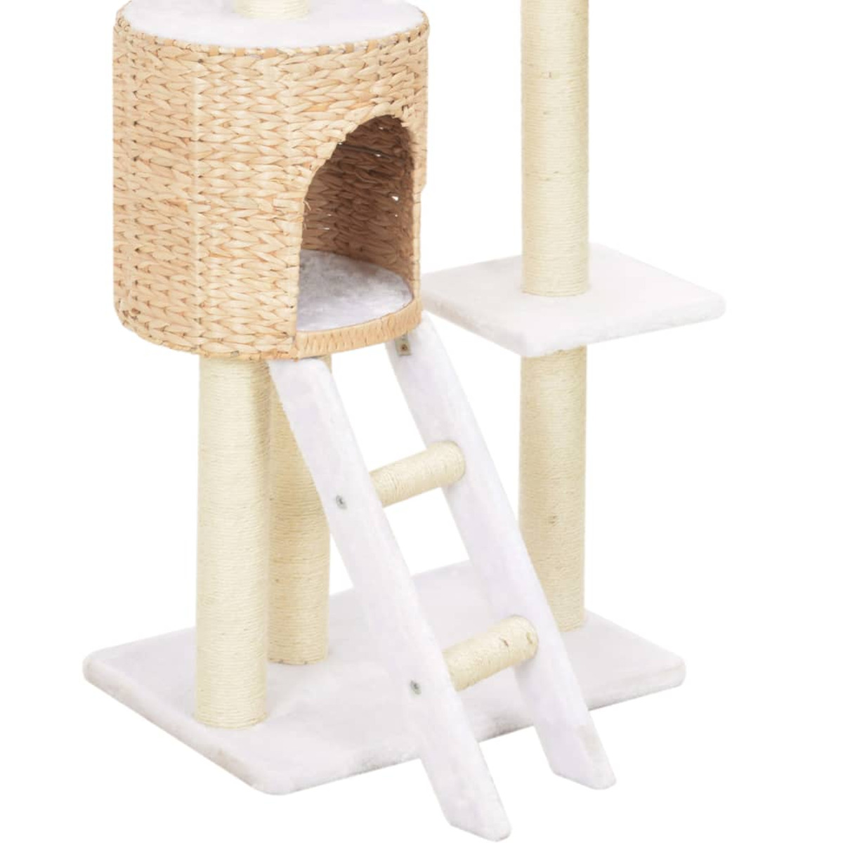 Katzenbaum. Beiges gewebtes Haus, Leiter und Plattformen. Unterstützt von beigen Pfosten auf weißer Basis.