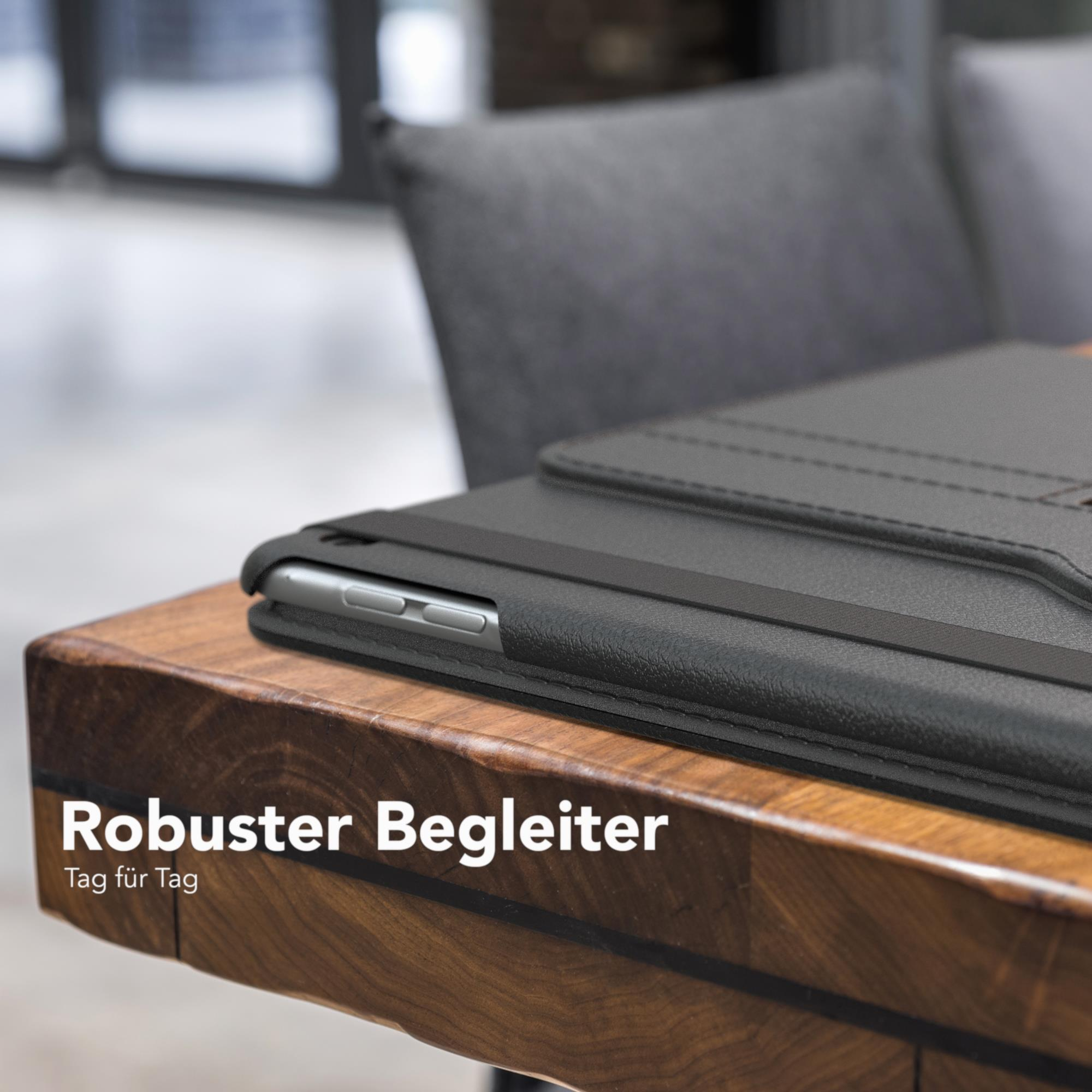 Schwarze Tablethülle auf einem Holztisch. Text: 'Robuster Begleiter'.