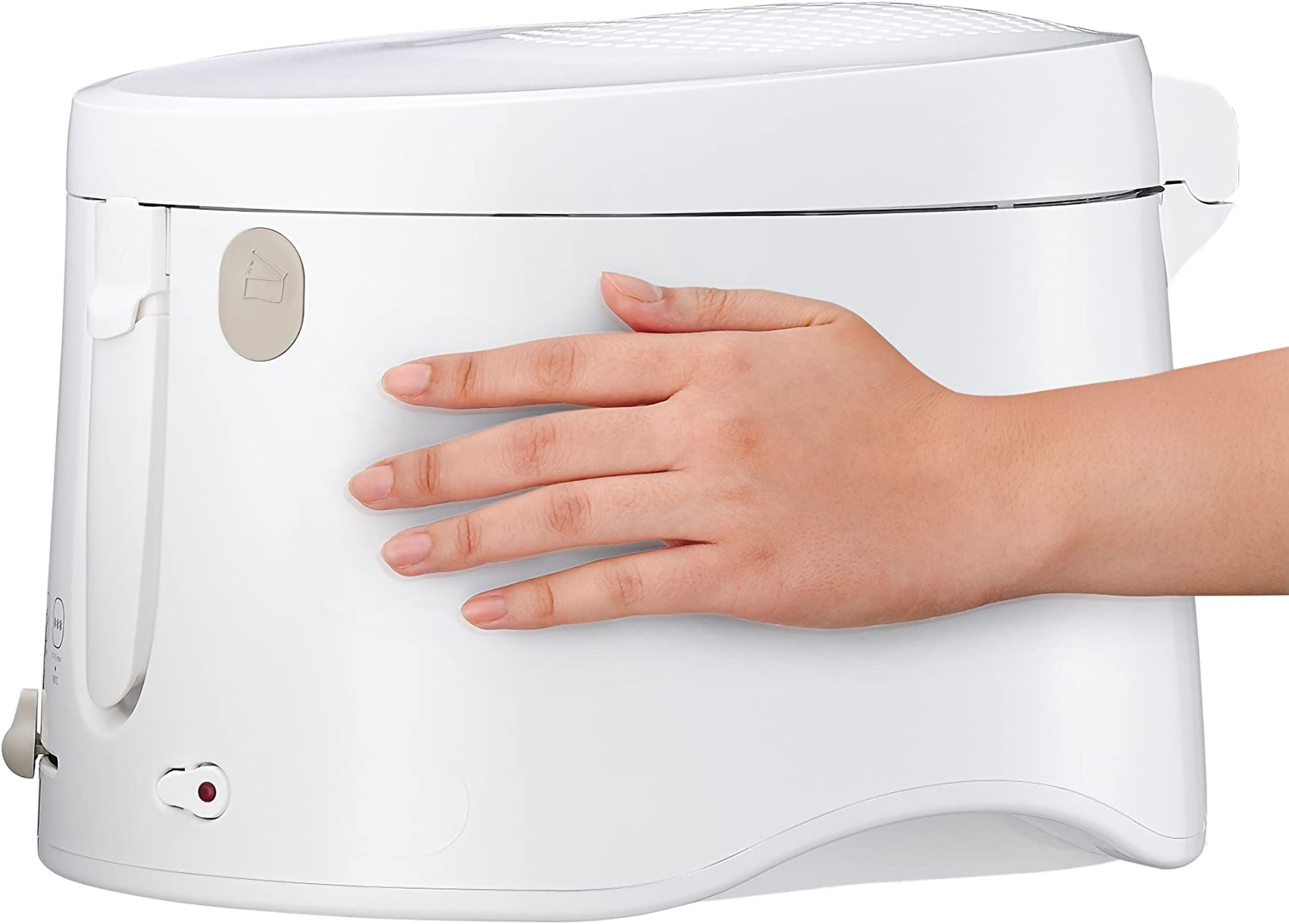Una mano tocca un dispositivo bianco. Il dispositivo ha un pulsante e una luce rossa. Il dispositivo è bianco.