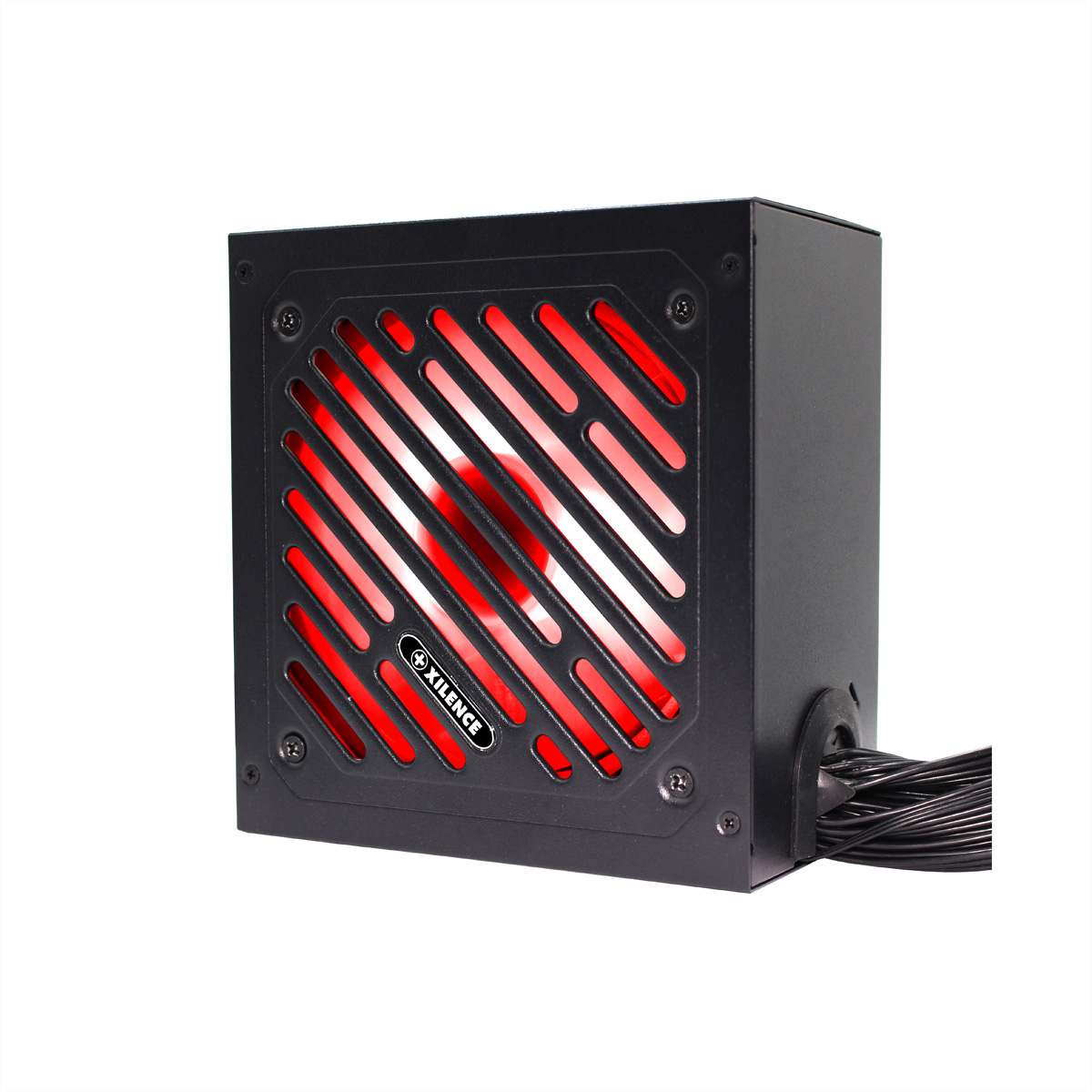Czarny zasilacz z czerwonym światłem wewnątrz i białym tekstem "XILENCE" z przodu.