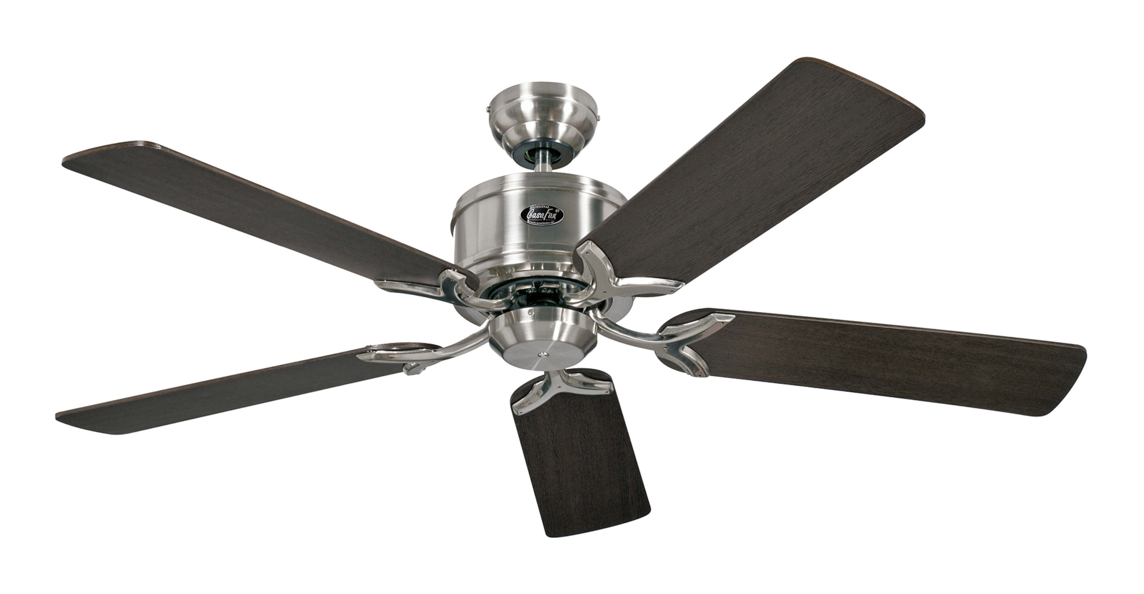 Un ventilatore da soffitto argento e legno scuro con cinque pale. È isolato.