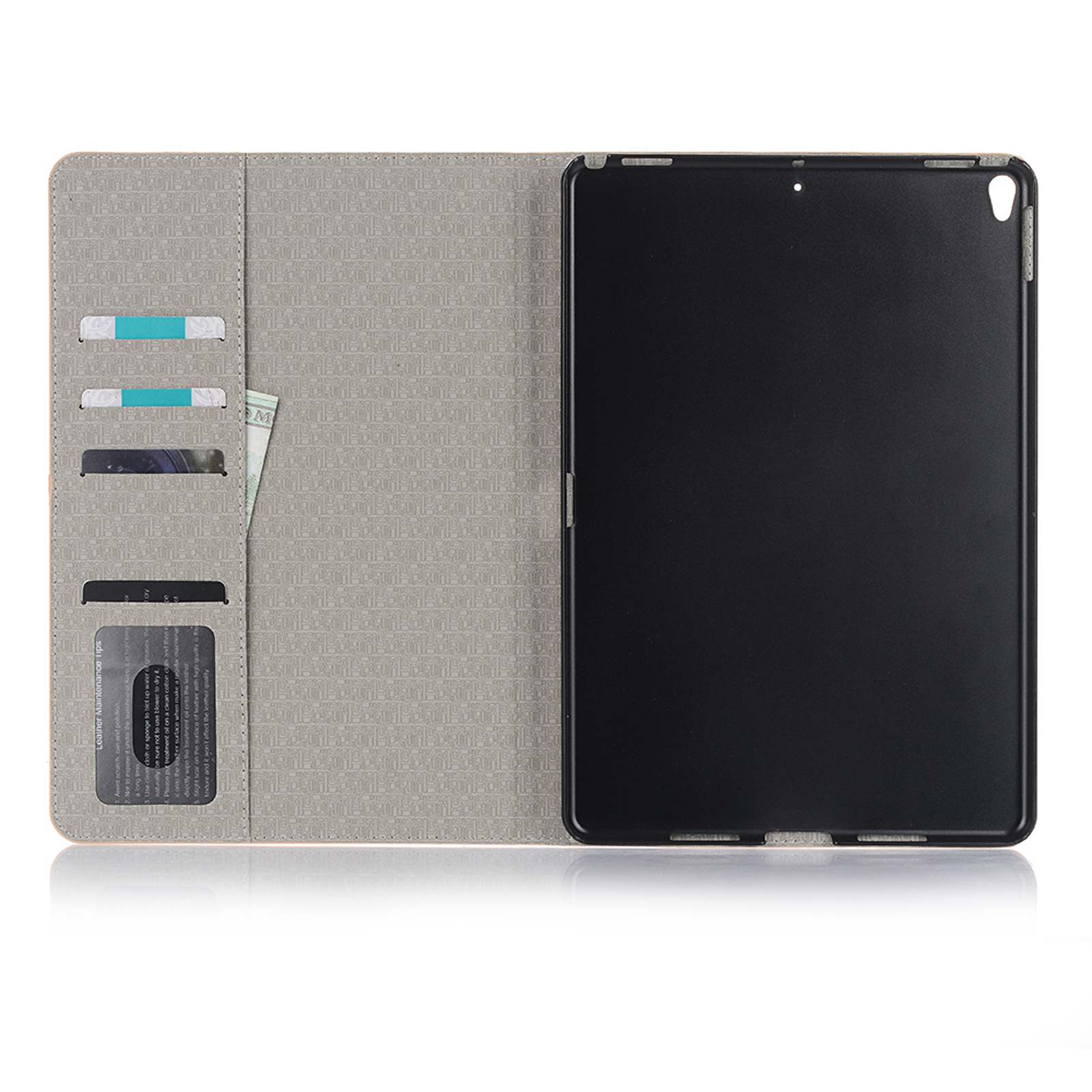 Geöffnete Tablet-Hülle mit Karten und Geld. Mehrere Kartenfächer und eine Tasche.