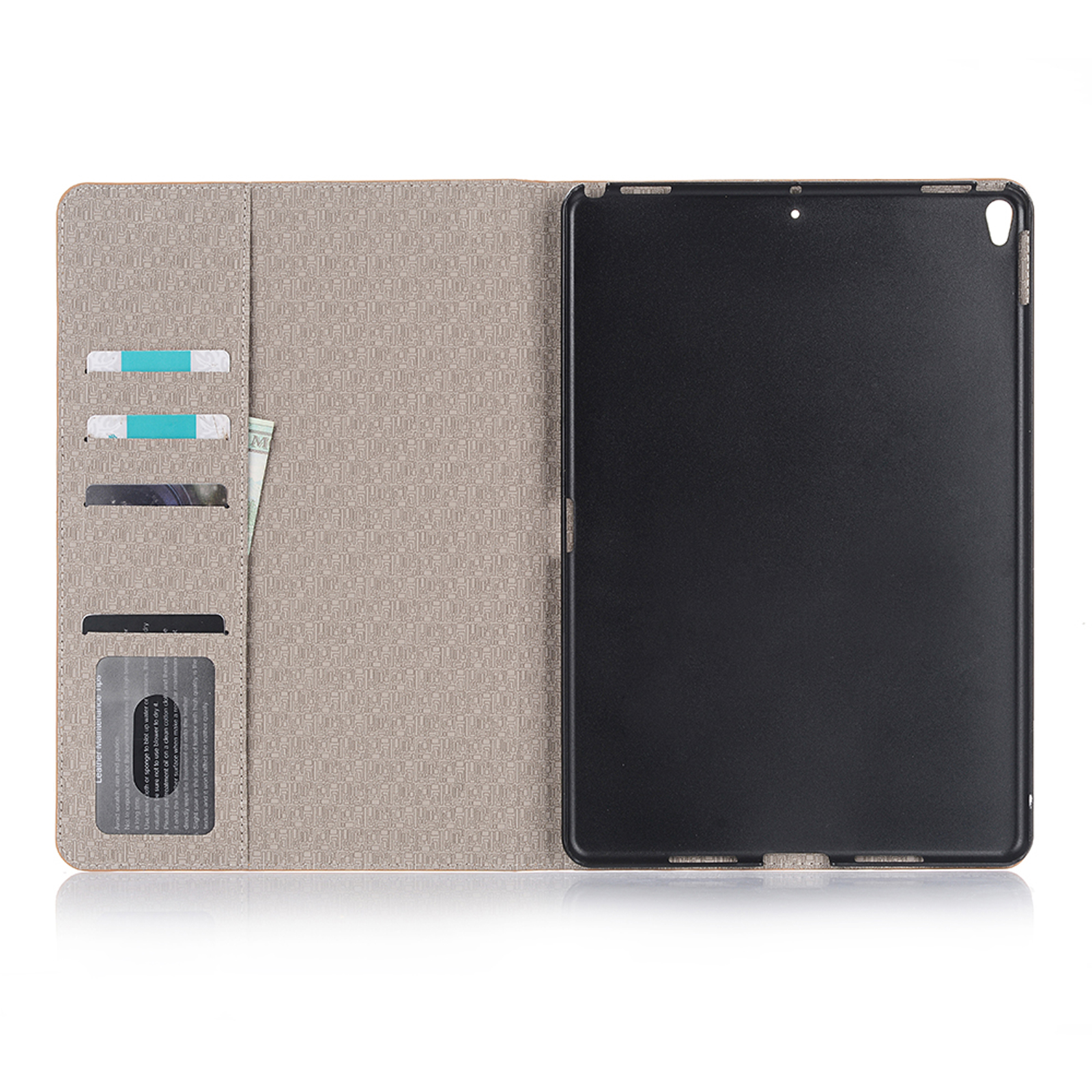 Geöffnete beige Tablethülle, mit Kartenfächern und einem Tablet darin.
