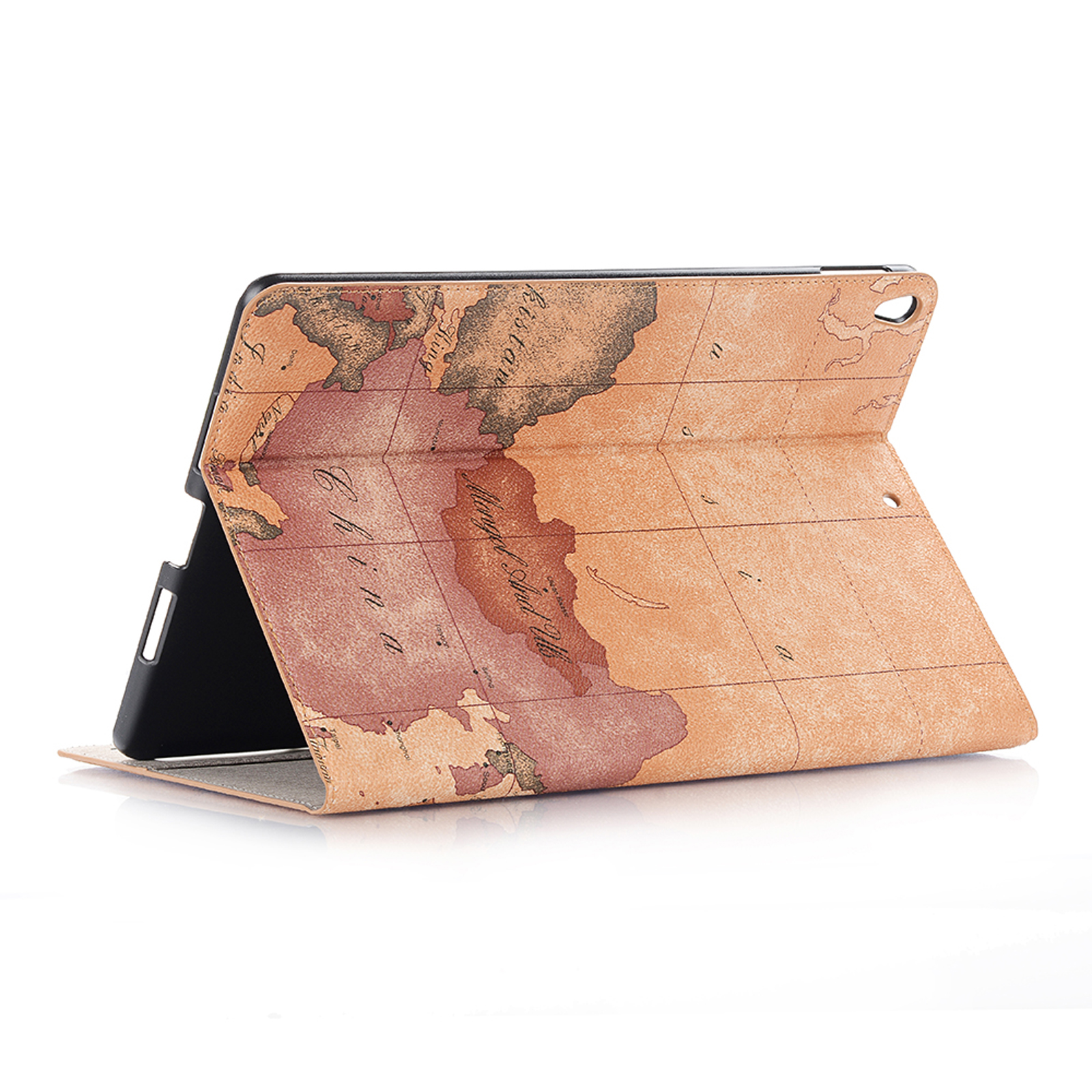 Tablet-Hülle mit Weltkarten-Design. Braune Hülle, offen, mit Tablet-Inhalt. Weißer Hintergrund.