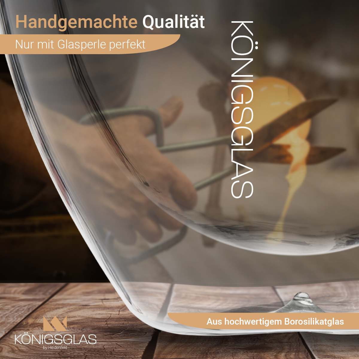 Glasbläser bearbeitet geschmolzenes Glas. Transparente Glasschale im Vordergrund. Konigsglas Logo und Text sind sichtbar.