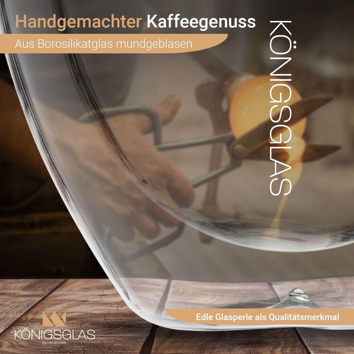 Eine gläserne Kaffeemaschine mit einer Person, die eine Zange hält. Der Hintergrund ist verschwommen.
