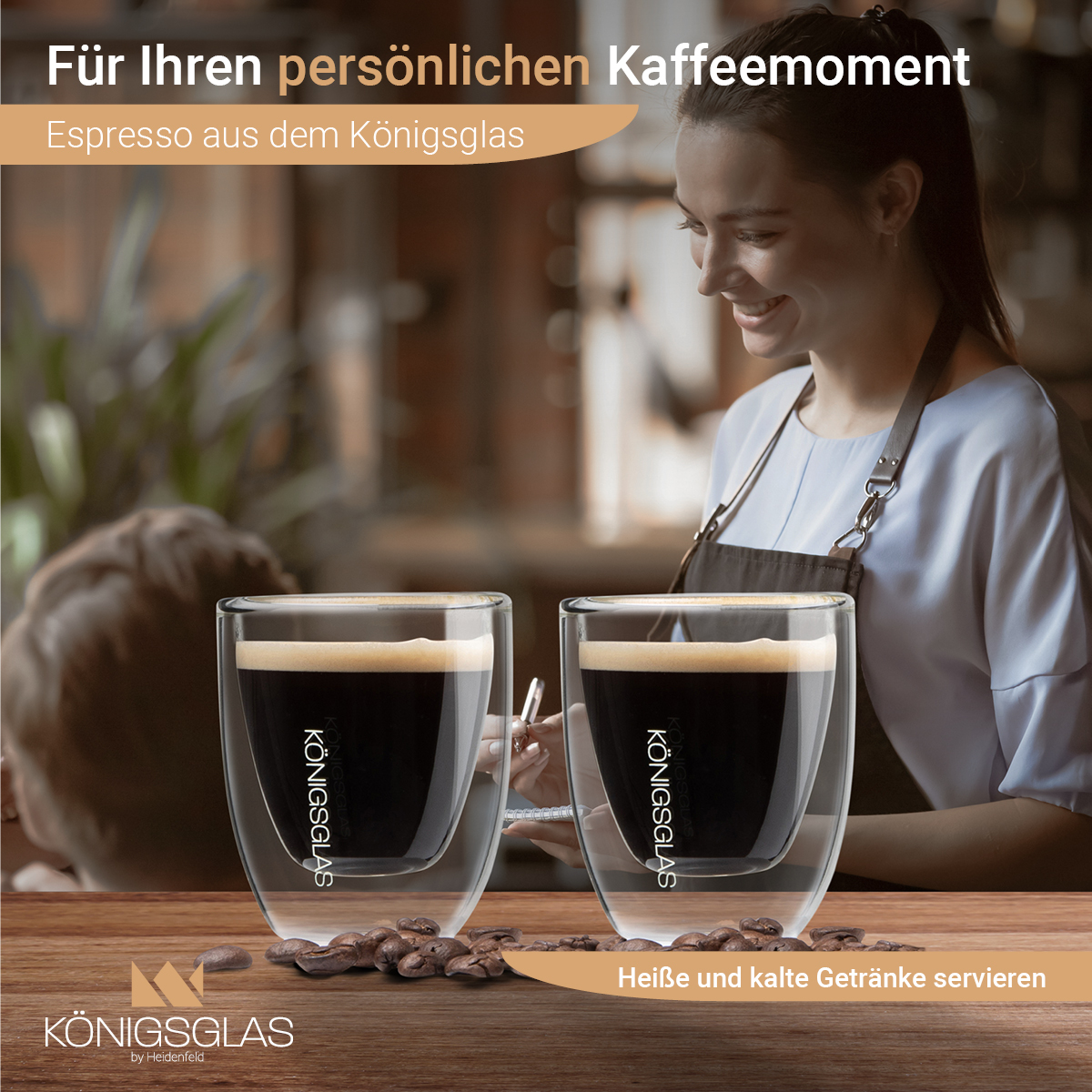 Zwei Kaffeegläser mit dunkler Flüssigkeit, eine lächelnde Frau im Hintergrund, Kaffeebohnen.