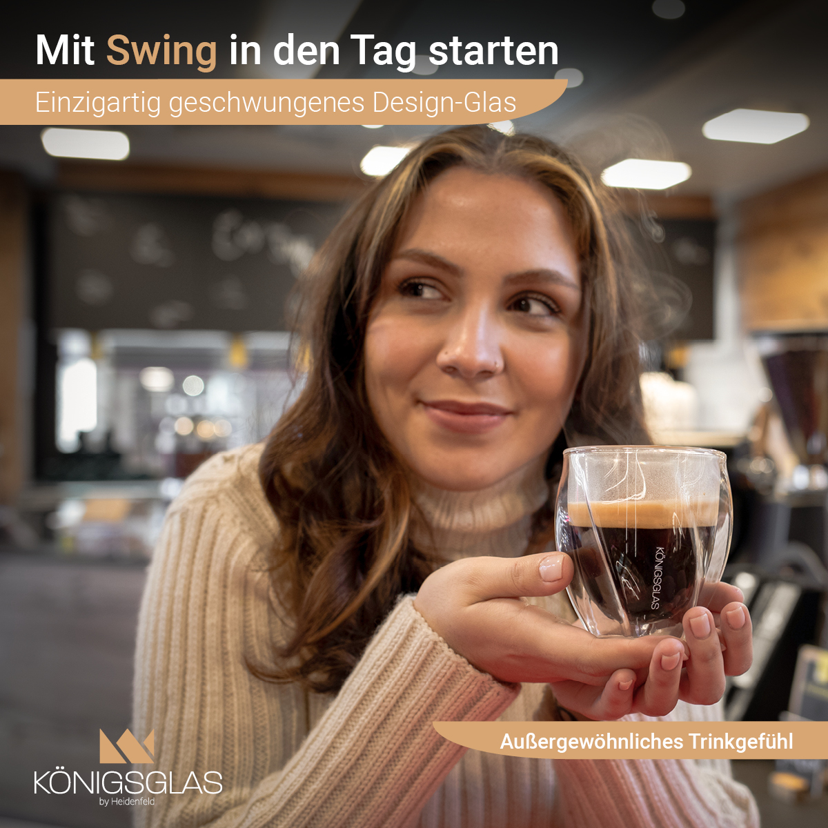 Frau hält ein Kaffeeglas. Das Glas ist transparent, und es gibt einen schwarzen Hintergrund.