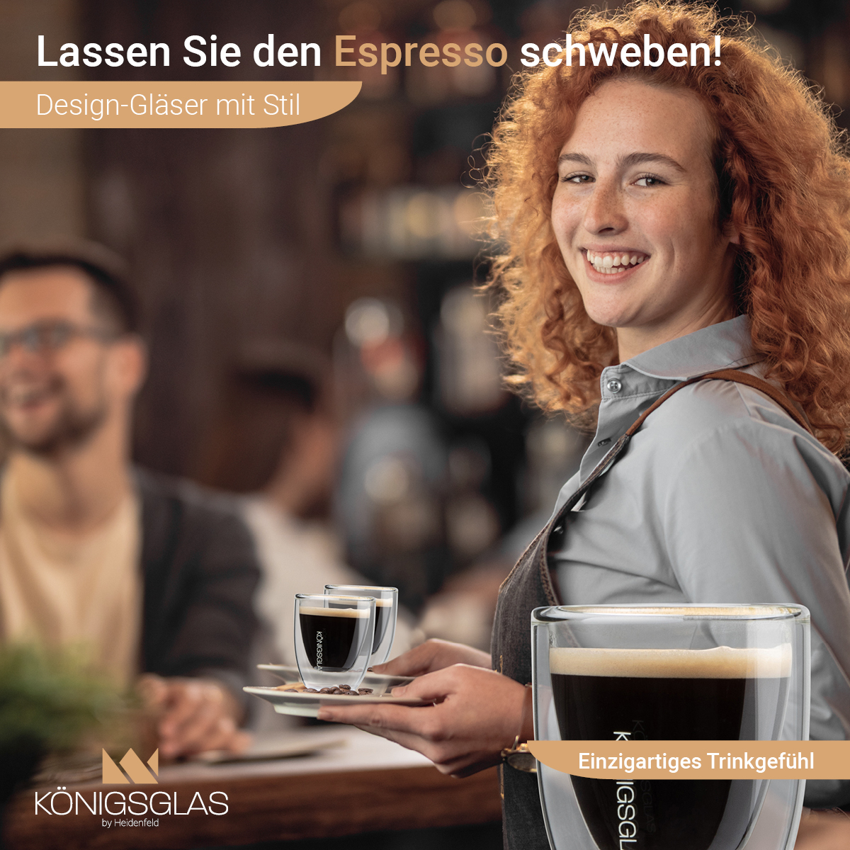 Frau im Café hält Kaffeeglas. Zwei Kaffeegläser und der Text "Espresso" sind sichtbar.