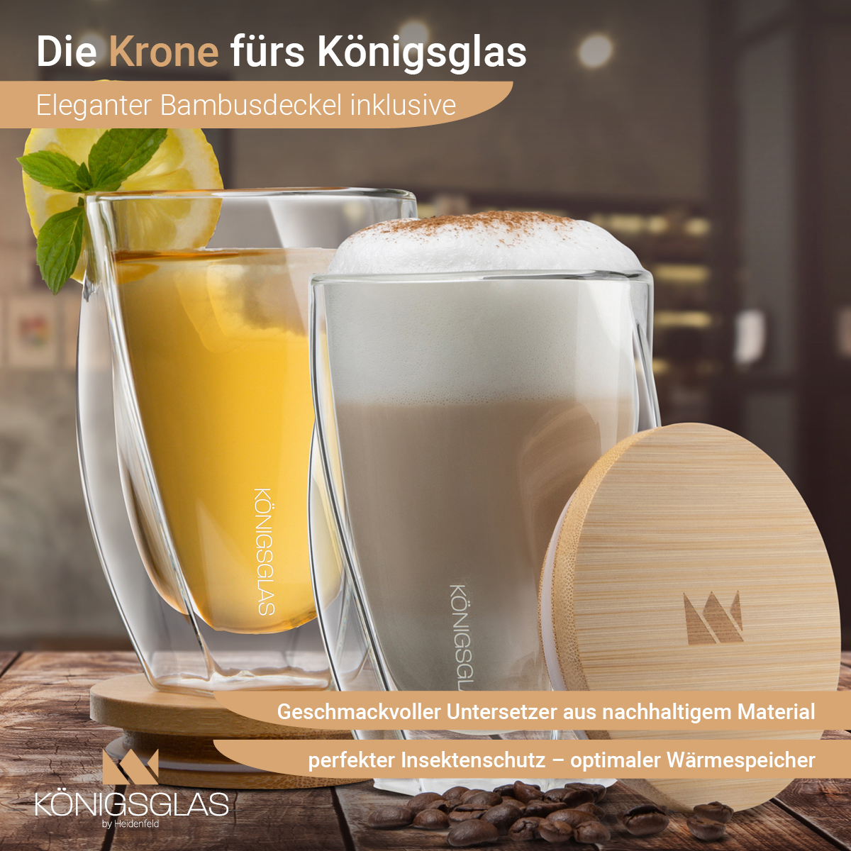 Zwei Gläser mit Getränken, Holzdeckel, Kaffeebohnen. Text: Die Krone fürs Königsglas. Holzoberfläche.