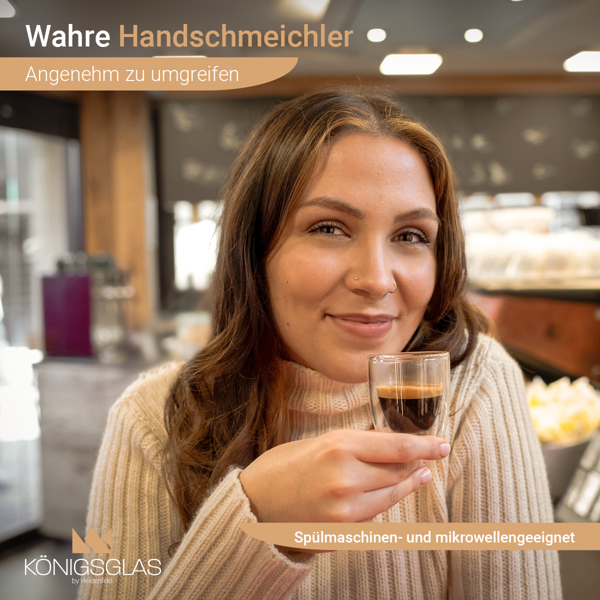 Frau hält Kaffeeglas. Der Produkttext befindet sich oben und unten im Bild.