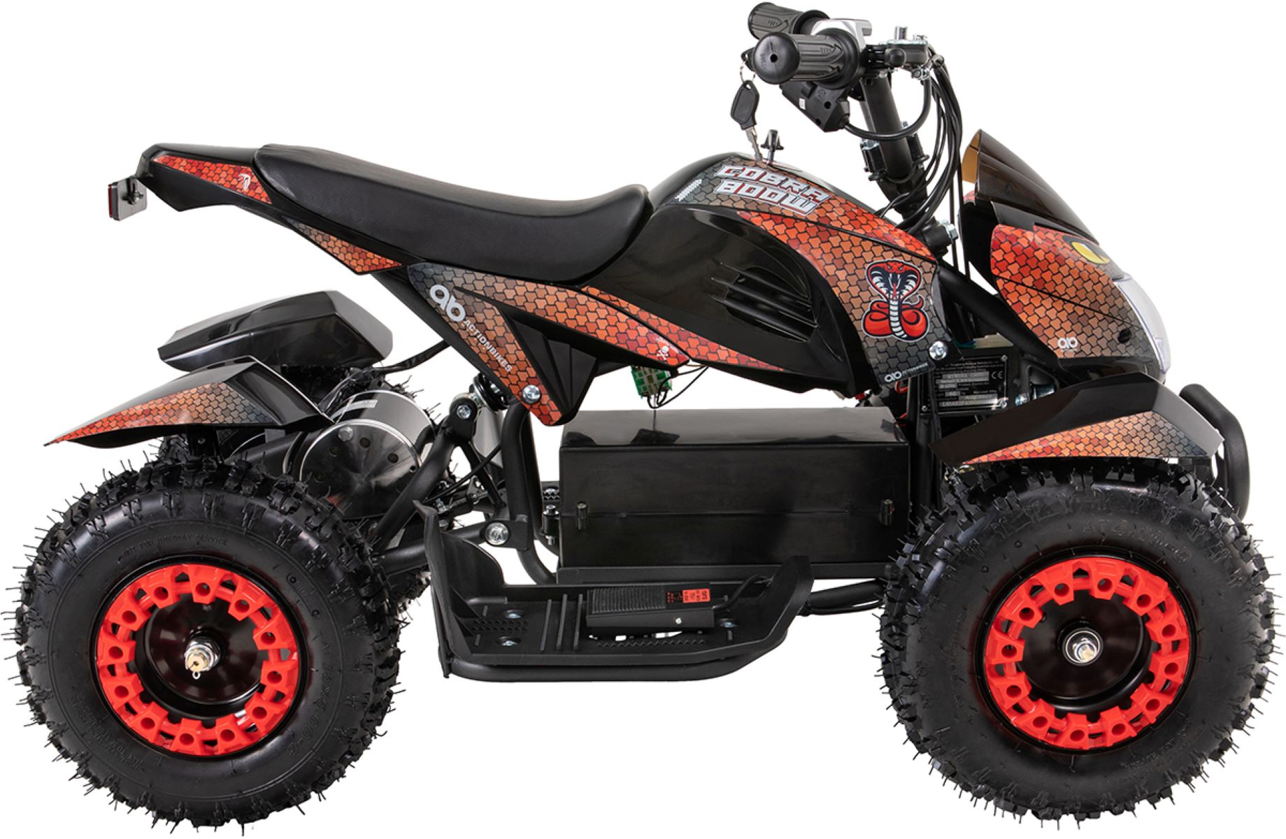 Schwarz-oranges ATV, vier Räder, mit Kobra-Design an der Seite, isoliert auf Weiß.