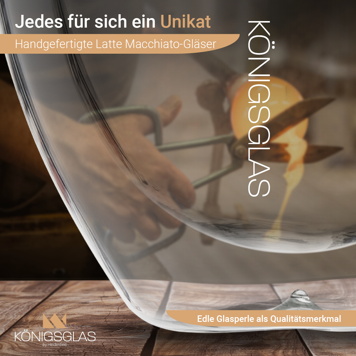 Glas wird in ein Glas mit Text gegossen.