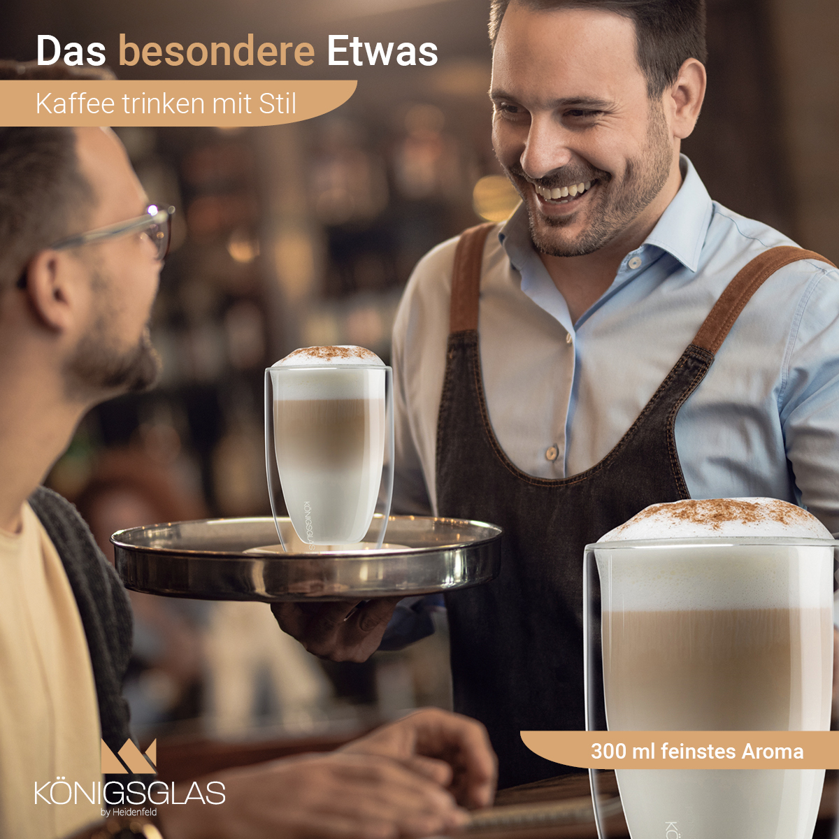 Zwei Personen mit Kaffee. Einer wird von einem Barista mit Text auf Deutsch über Stil bedient.