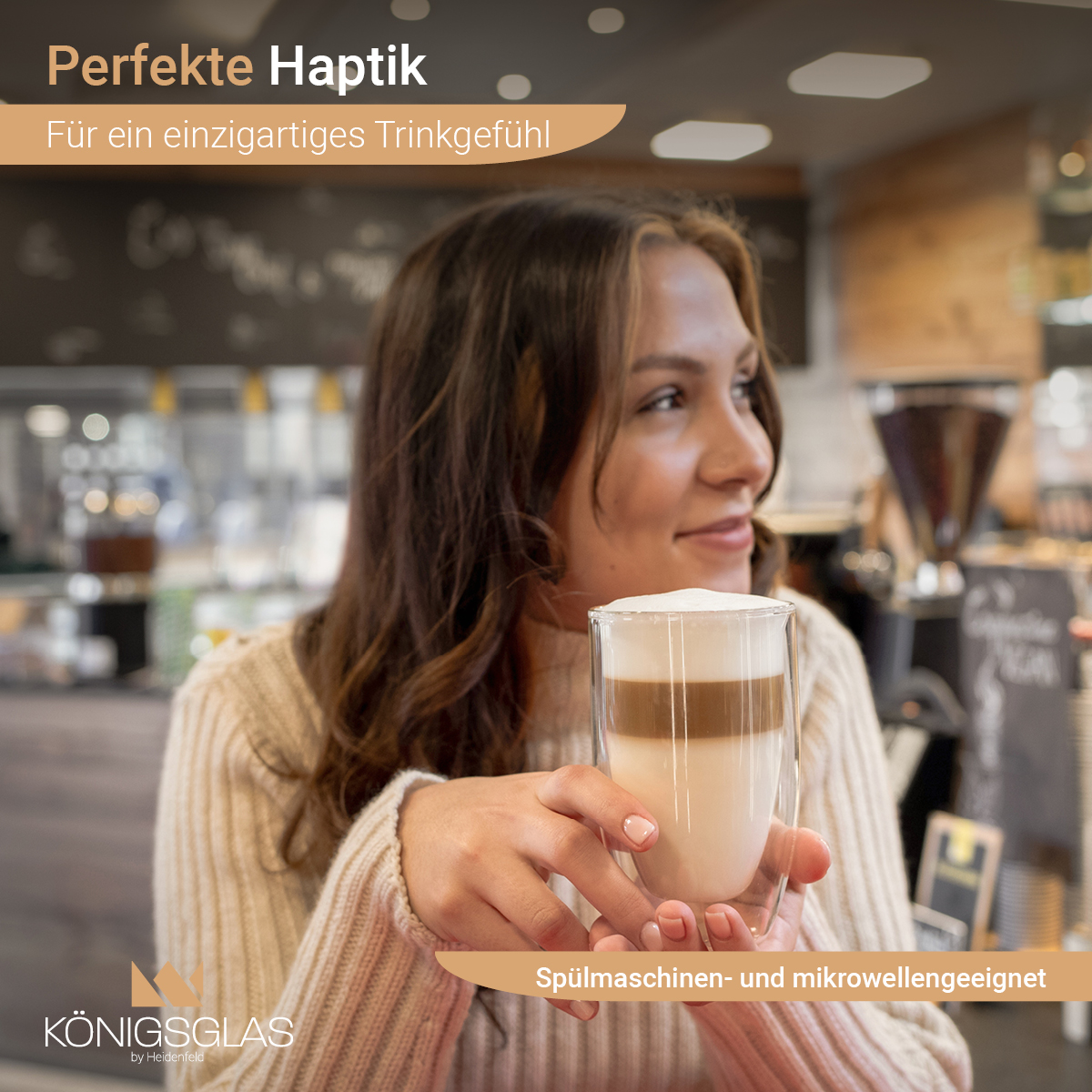 Eine Frau hält ein Glas geschichteten Kaffee, mit Text 'Perfekte Haptik' und 'Spülmaschinen geeignet'.