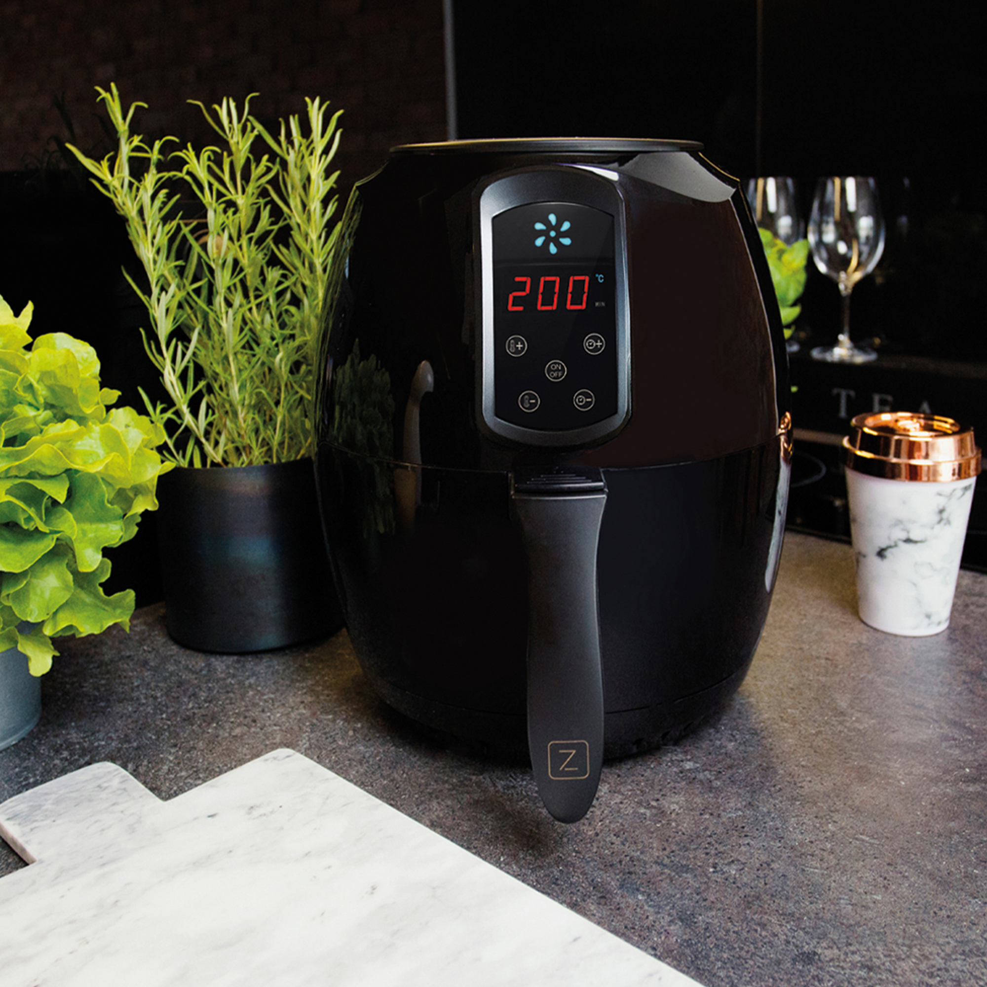 Czarna frytkownica powietrzna z wyświetlaczem, kuchnia.