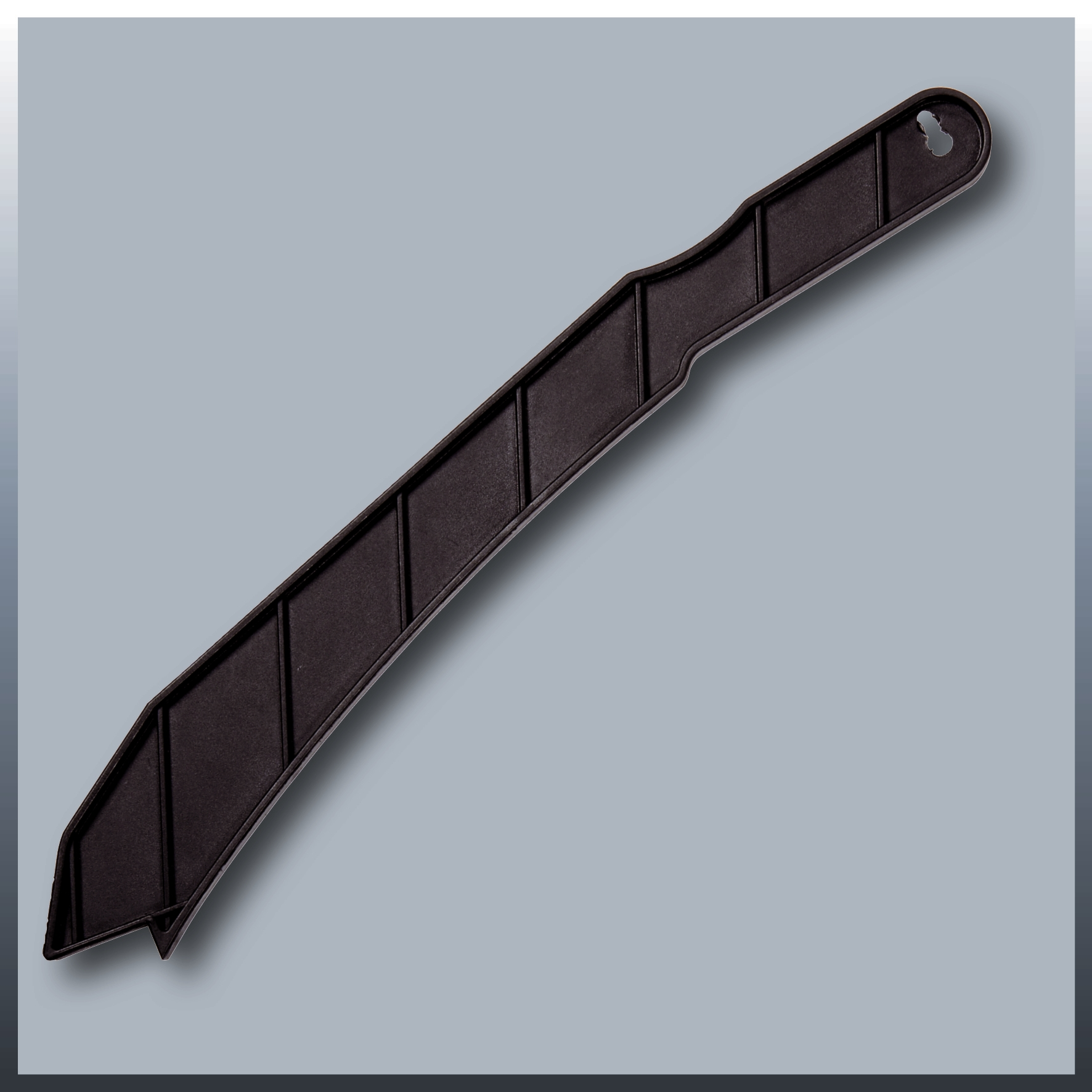 Ein schwarzes, abgewinkeltes Schaberwerkzeug mit Griff und Rillen, vor grauem Hintergrund.