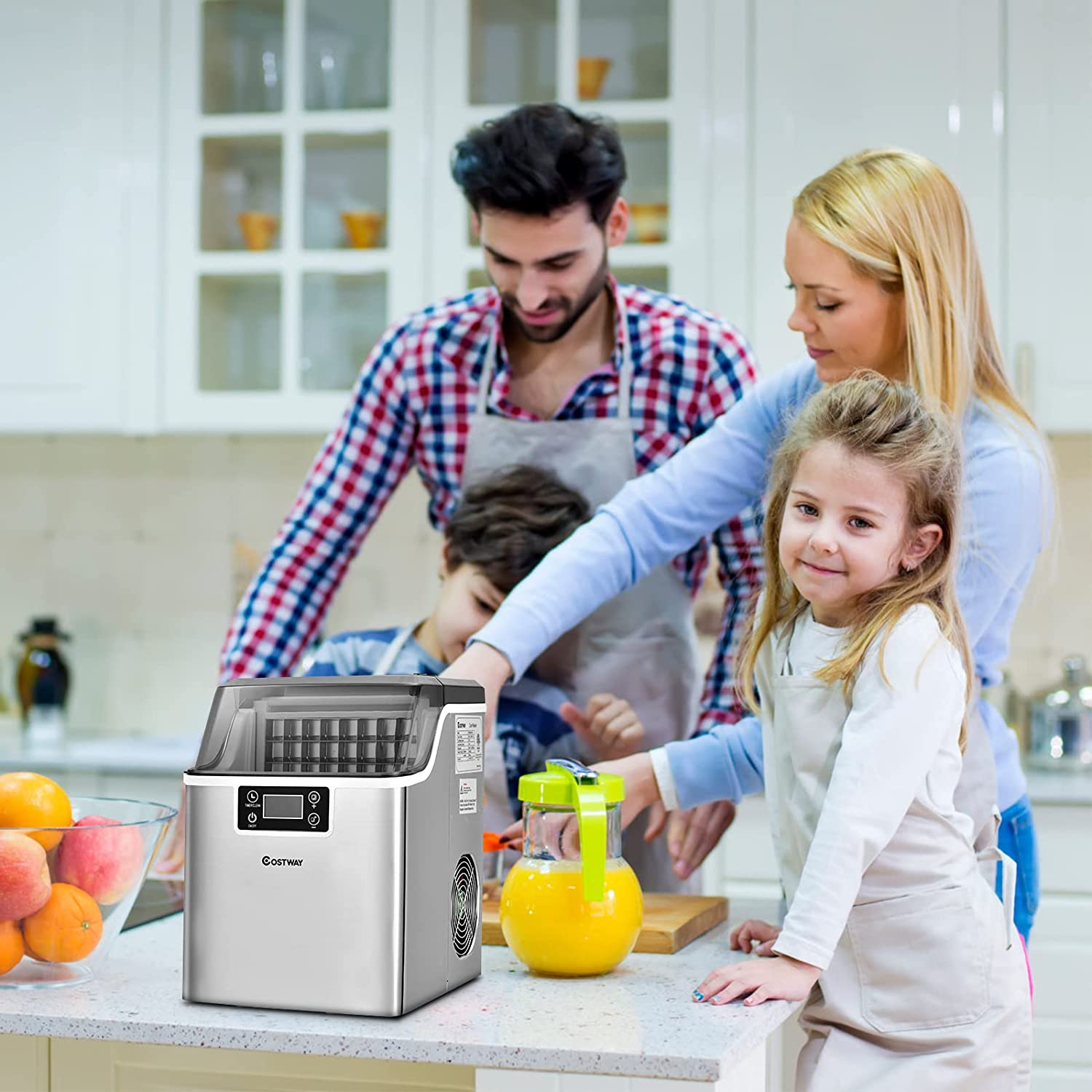Familie mit Eismaschine. Die Familie umfasst einen Mann, eine Frau und zwei Kinder.