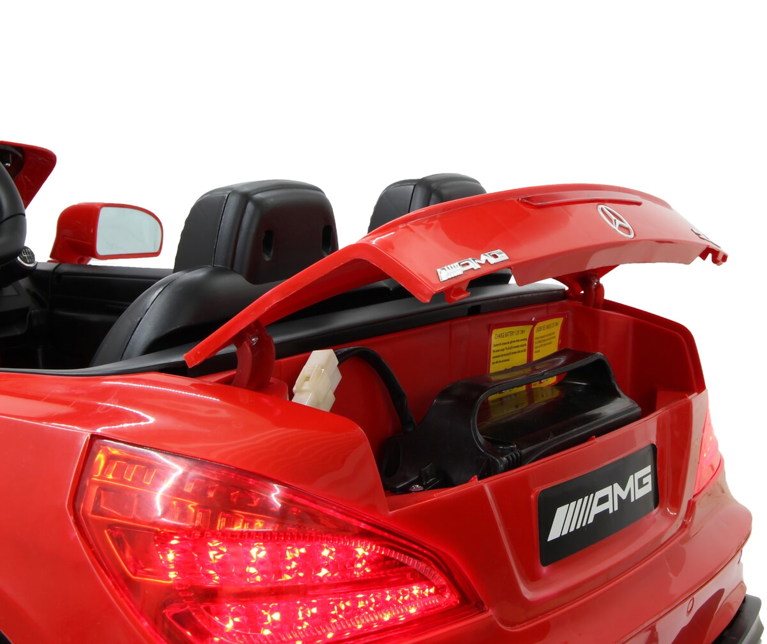 Rotes Spielzeugauto mit offenem Kofferraum, der die Batterie zeigt. Weißer Hintergrund.