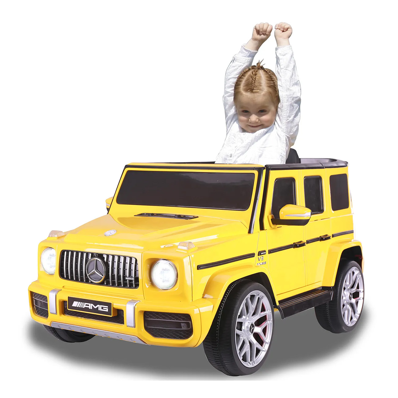 Ein gelbes Spielzeugauto mit einem Kind darin, das die Arme in die Luft hebt.
