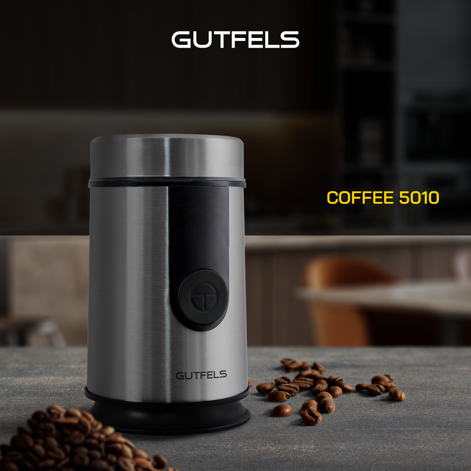 Eine silberne und schwarze Kaffeemühle mit Kaffeebohnen auf einem Tisch.