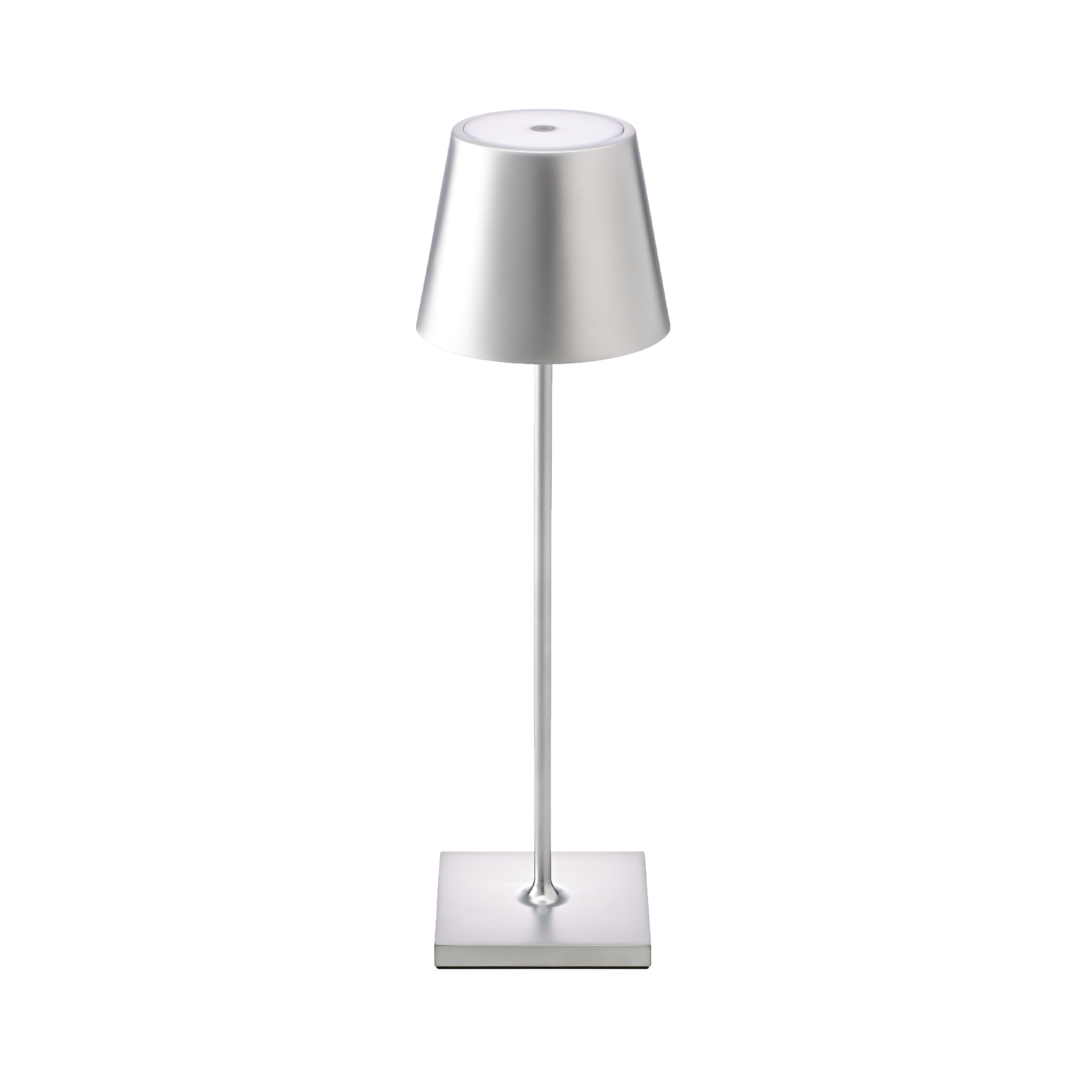 Lampe de table argentée avec base carrée, tige et abat-jour conique, fond blanc.