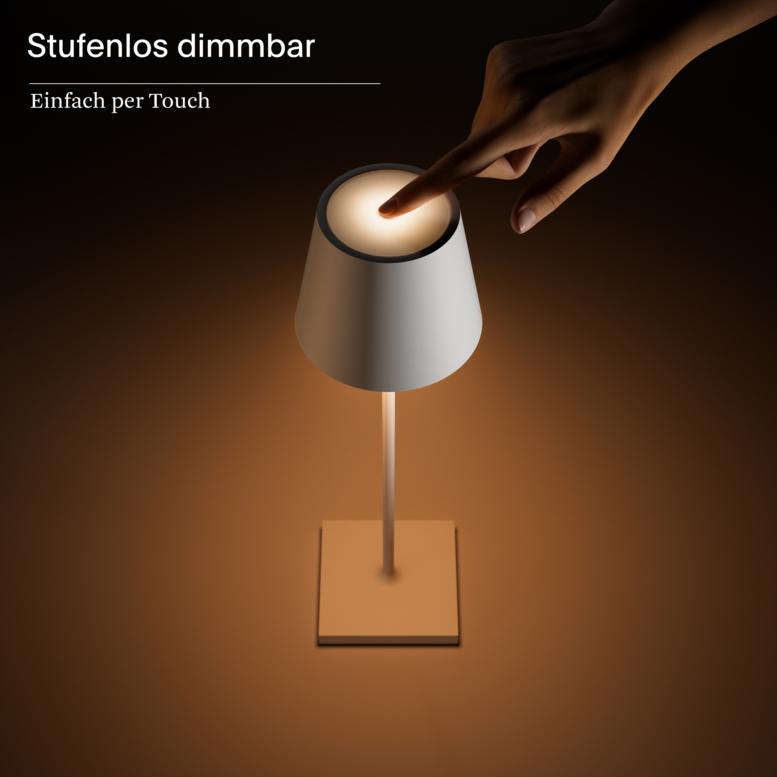 Une lampe tactile, avec un abat-jour blanc et une base carrée. Un doigt touche la lumière.
