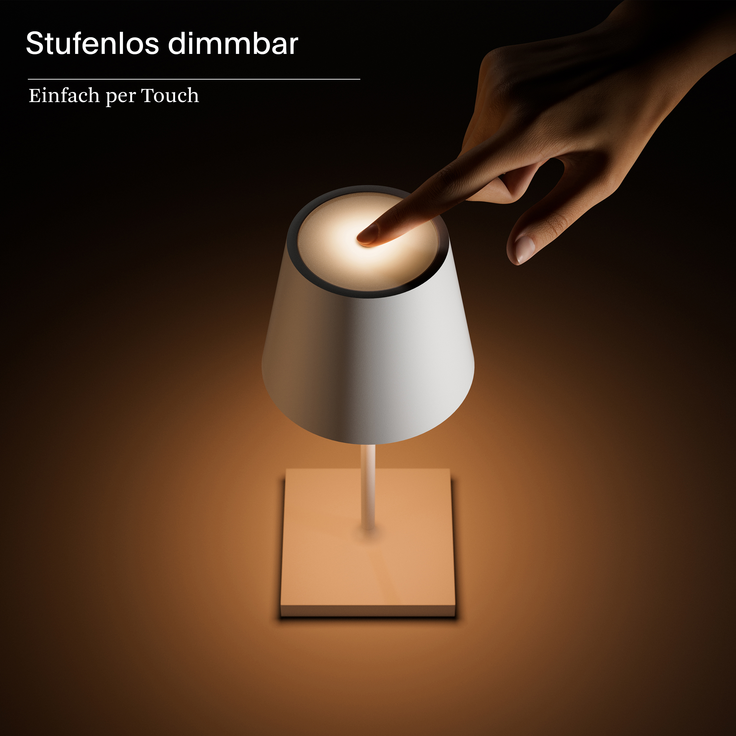 Tischlampe. Eine Hand berührt die Oberseite. Die Lampe ist weiß mit quadratischer Basis.