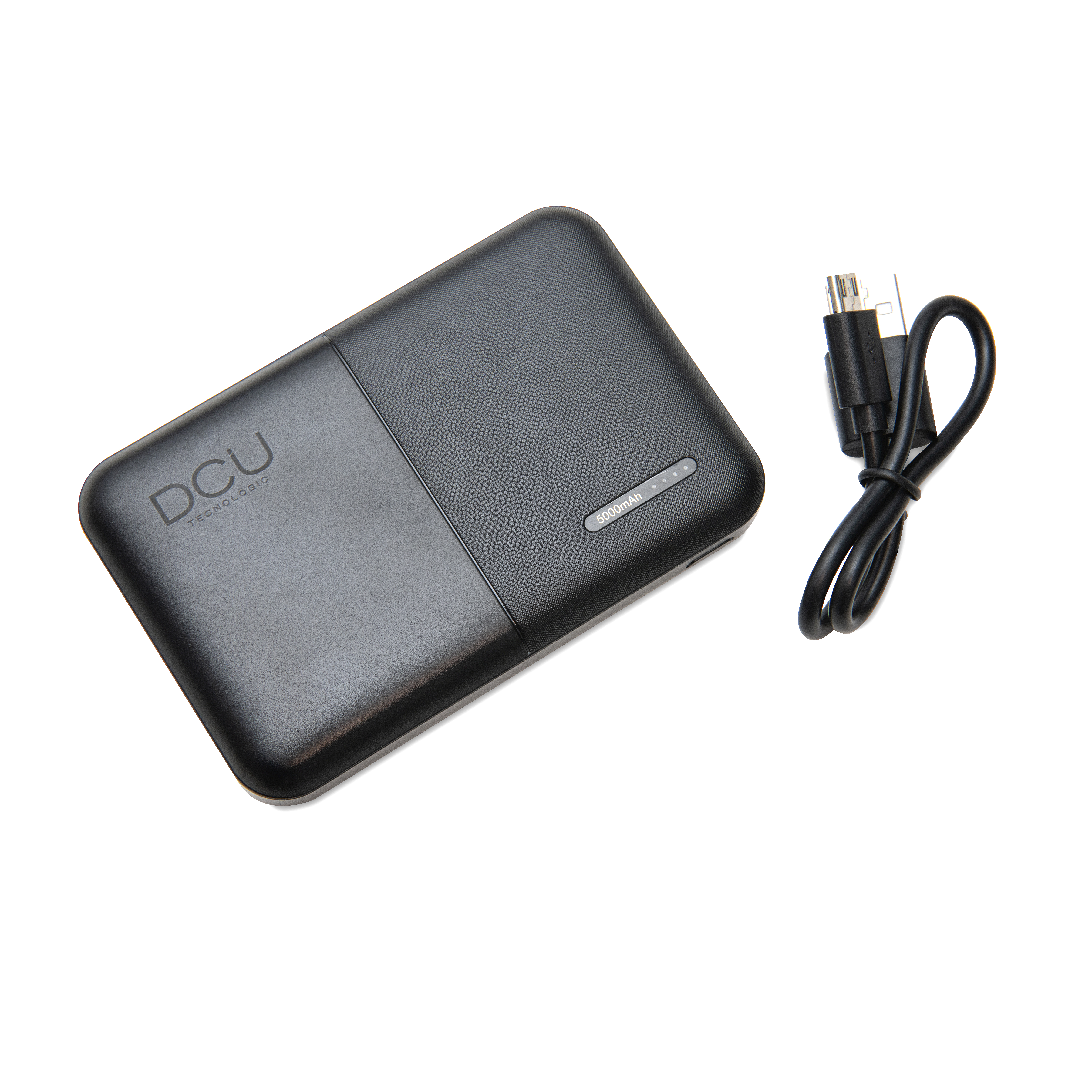 Un power bank DCU nero con un cavo di ricarica nero. Il power bank è su una superficie bianca.