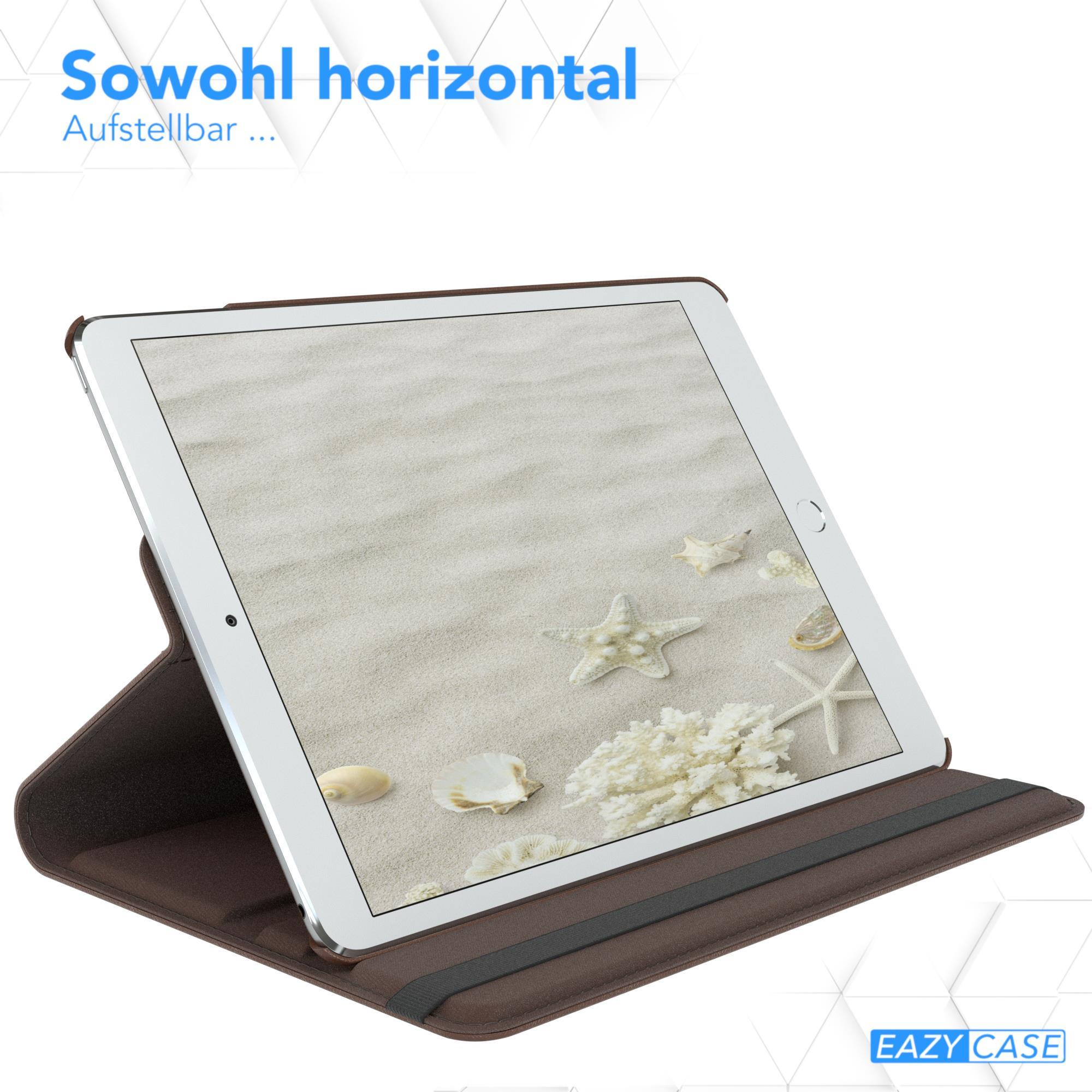 Tablet in brauner Hülle, geöffnet auf Sandstrand mit Muscheln. Text 'Eazy Case'.