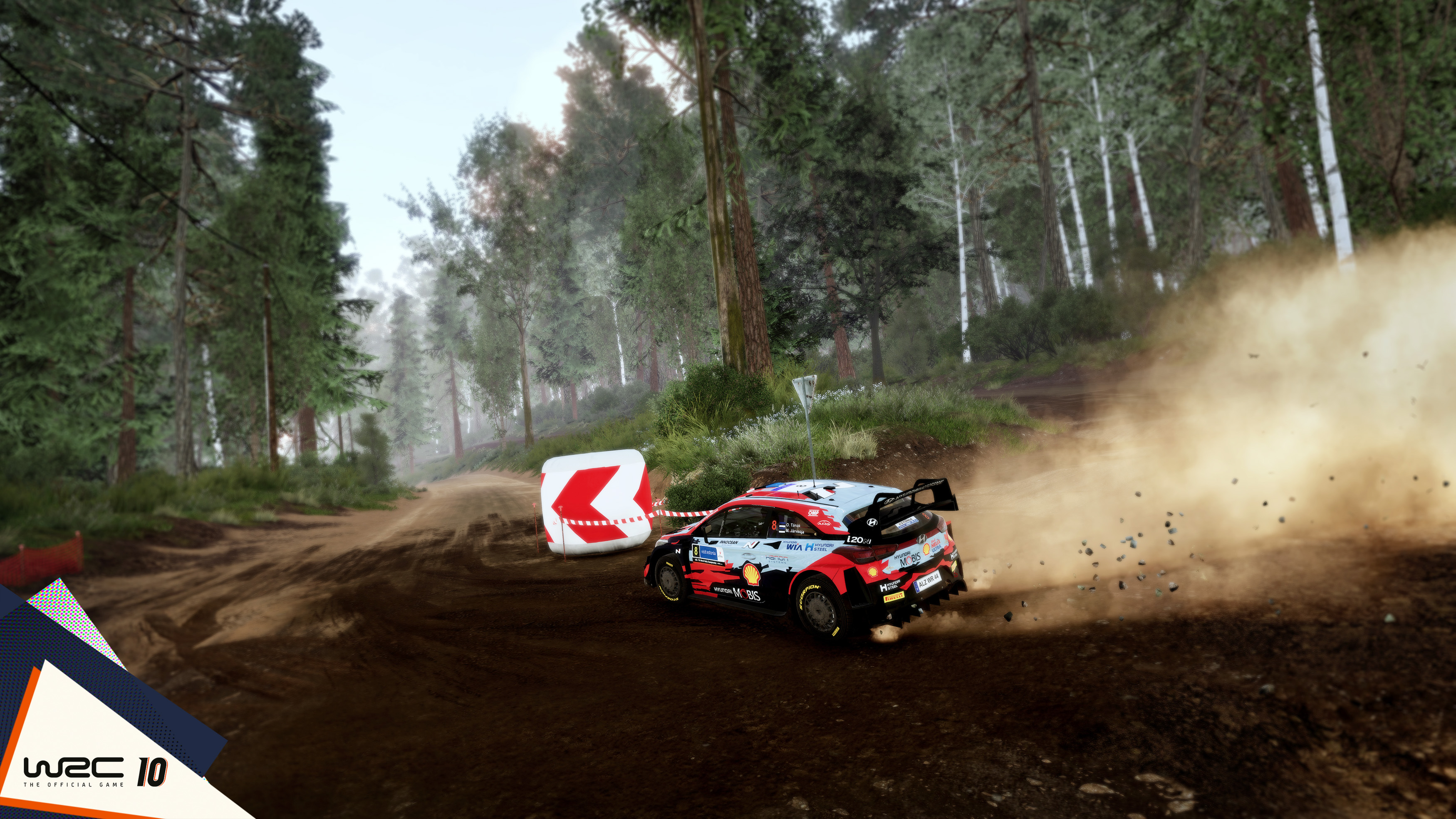 Ein Rallye-Auto fährt auf einer Schotterstraße durch einen Wald, WRC 10 Logo sichtbar.