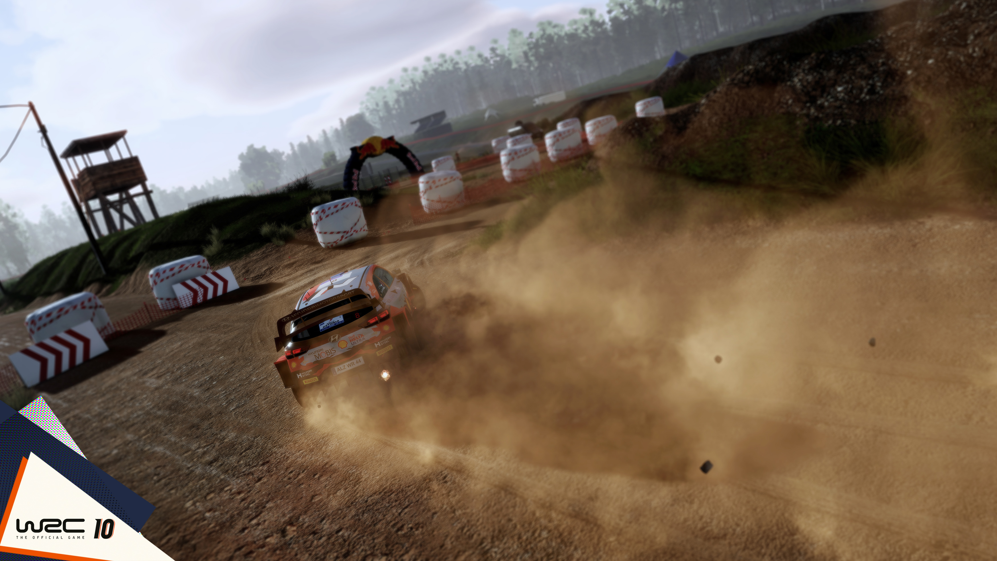 Rennwagen auf einer Dirt-Strecke, der Staub aufwirbelt. Das WRC 10 Logo ist in der Ecke.