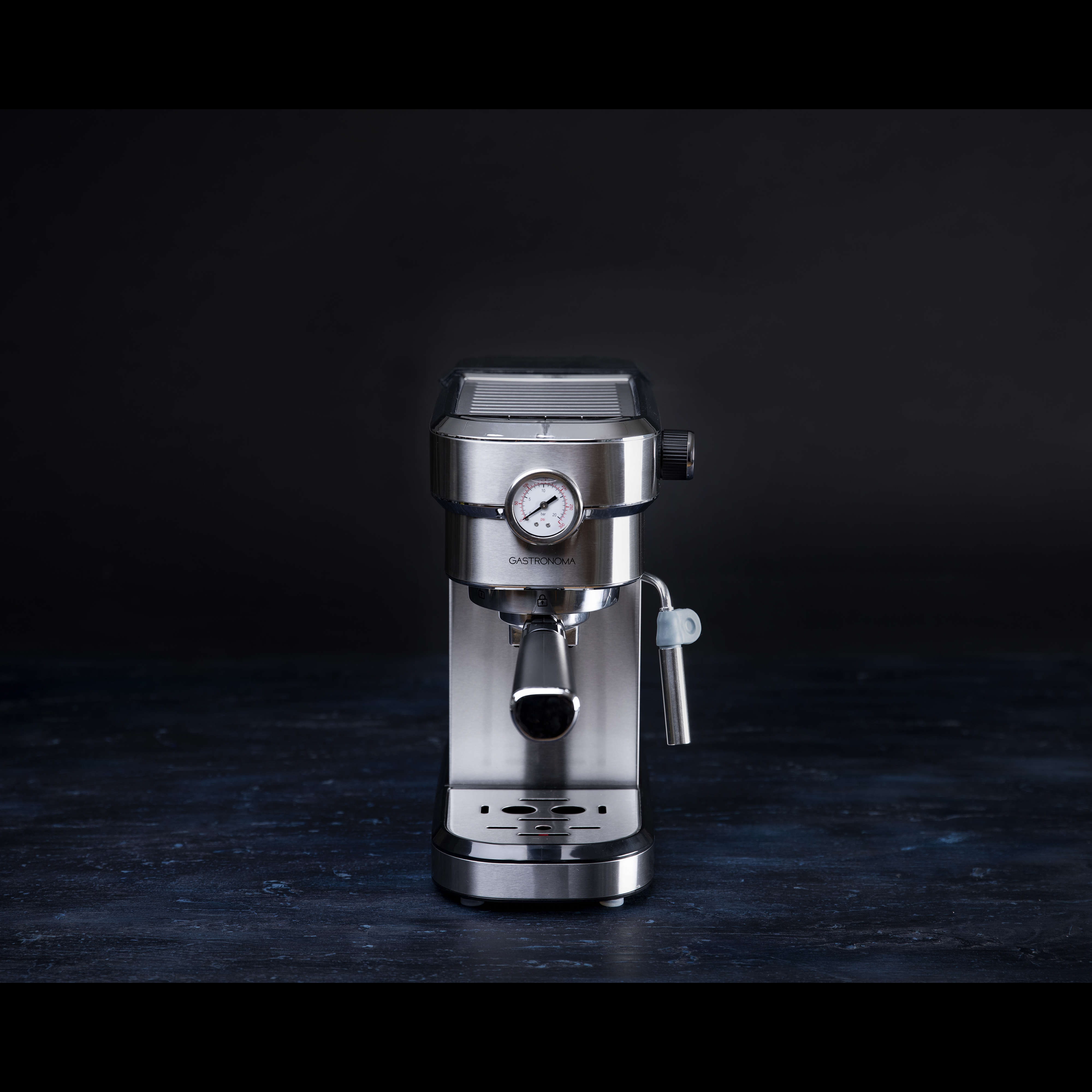 Ekspres do kawy Gastronomia ze stali nierdzewnej na ciemnoniebieskiej powierzchni na ciemnym tle.