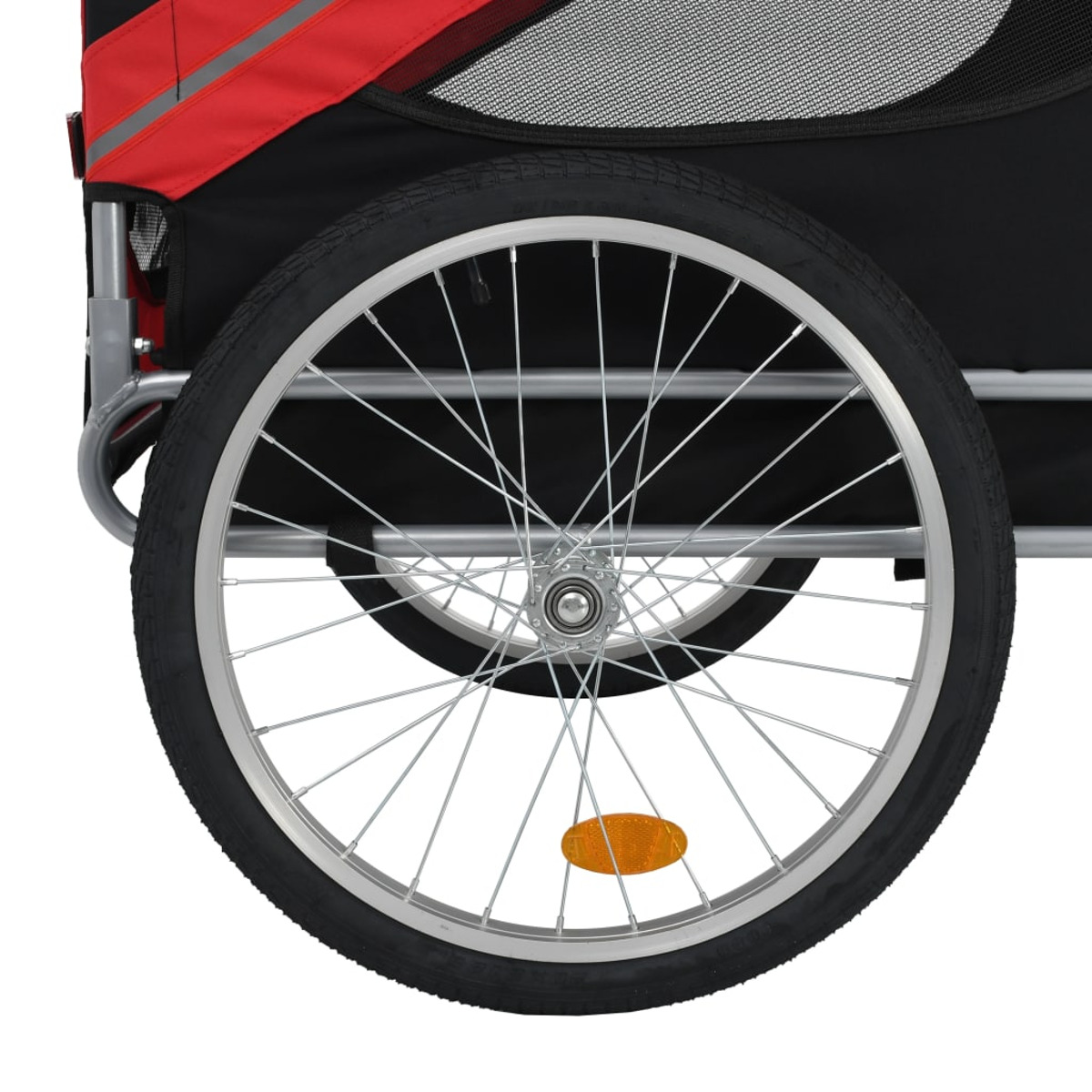 Nahaufnahme eines Fahrradanhängerrads, schwarzer Reifen, silberne Speichen, orangefarbener Reflektor.