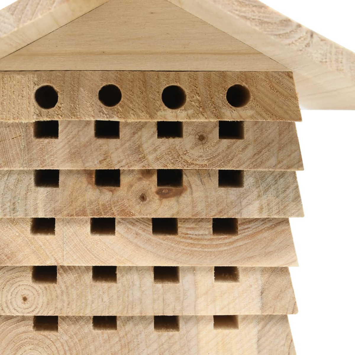 Ein Insektenhotel aus Holz mit mehreren Ebenen und Löchern für Insekten.