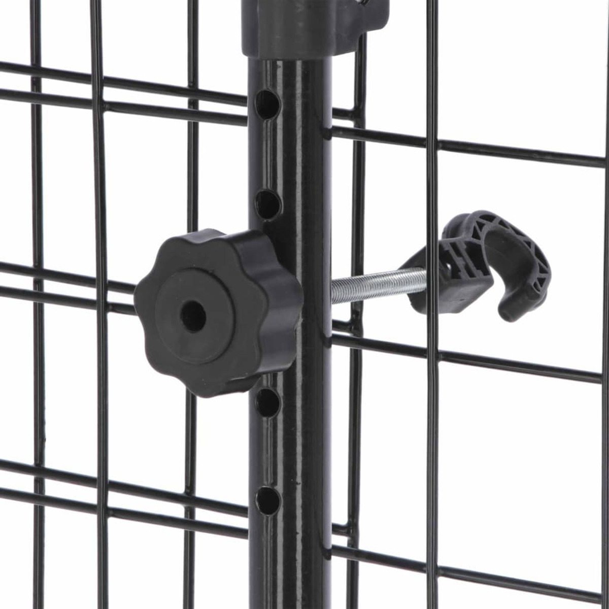 Nahaufnahme eines schwarzen Metallzauns mit einem schwarzen Verstellknopf und einer Schraube. Das Gitter ist quadratisch.