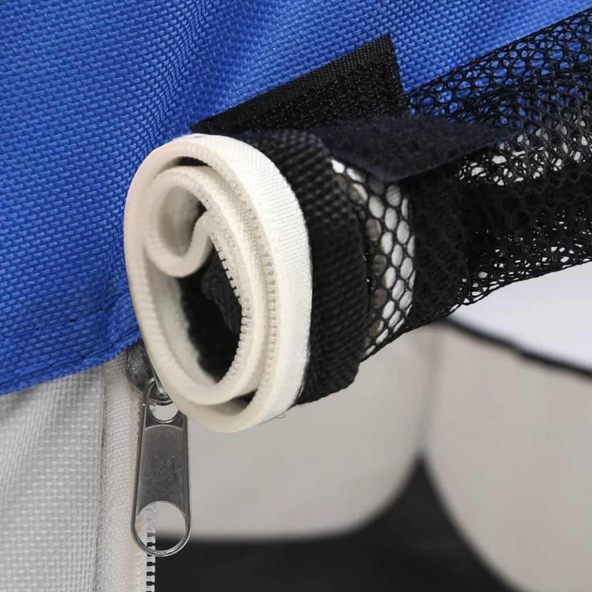Nahaufnahme eines aufgerollten blau-weißen Stoffes mit einem schwarzen Netzteil oben.