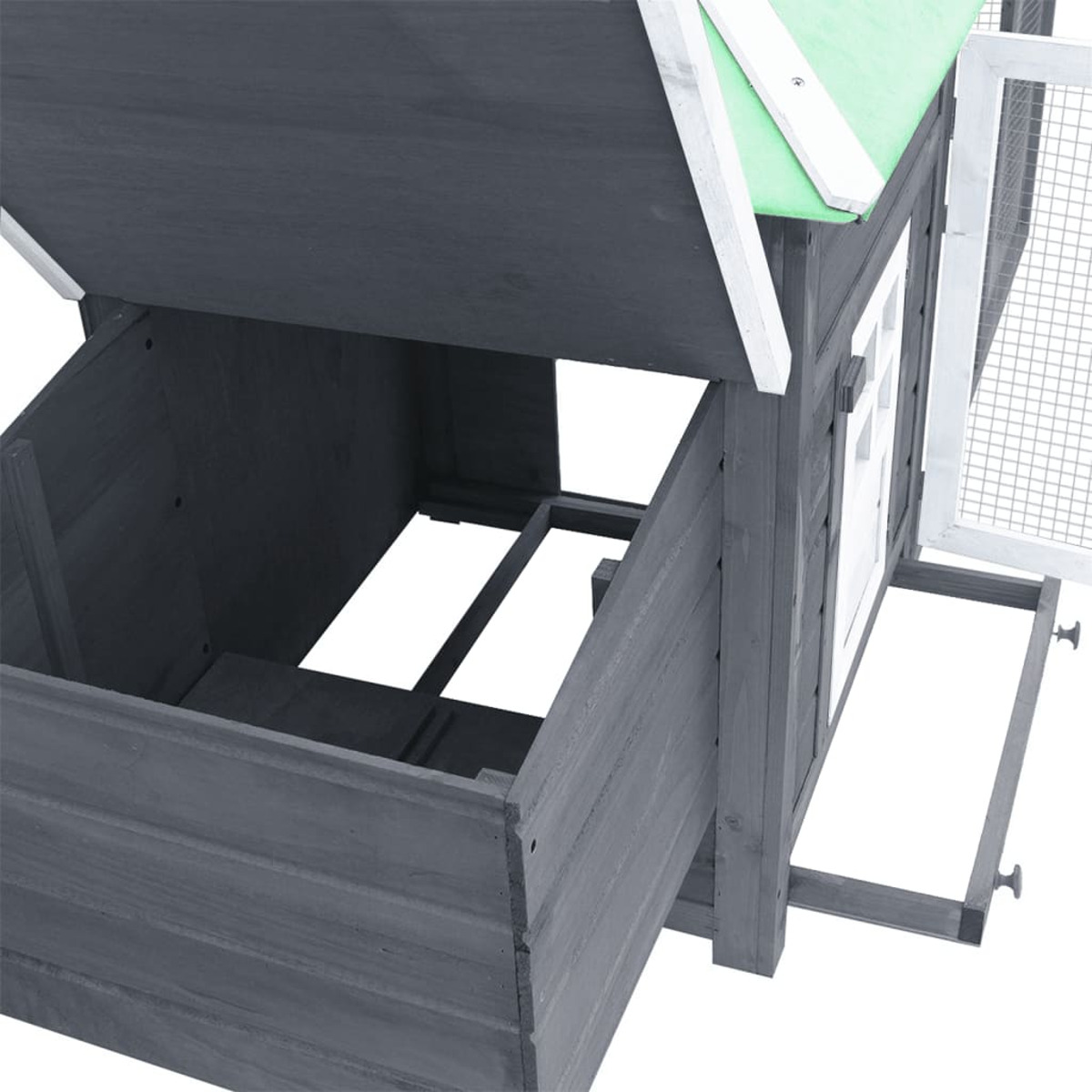 Hühnerstall aus Holz mit offener Schublade und Tür, grau und weiß, grünes Dach, weißer Hintergrund.