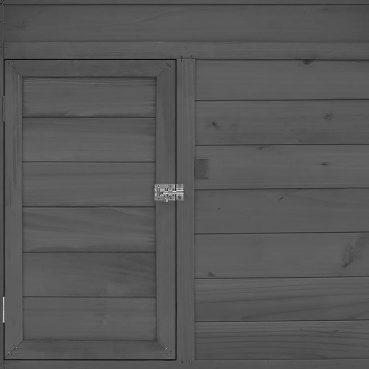 Nahaufnahme einer grauen Holztür mit Riegel an einer grauen Holzwand.
