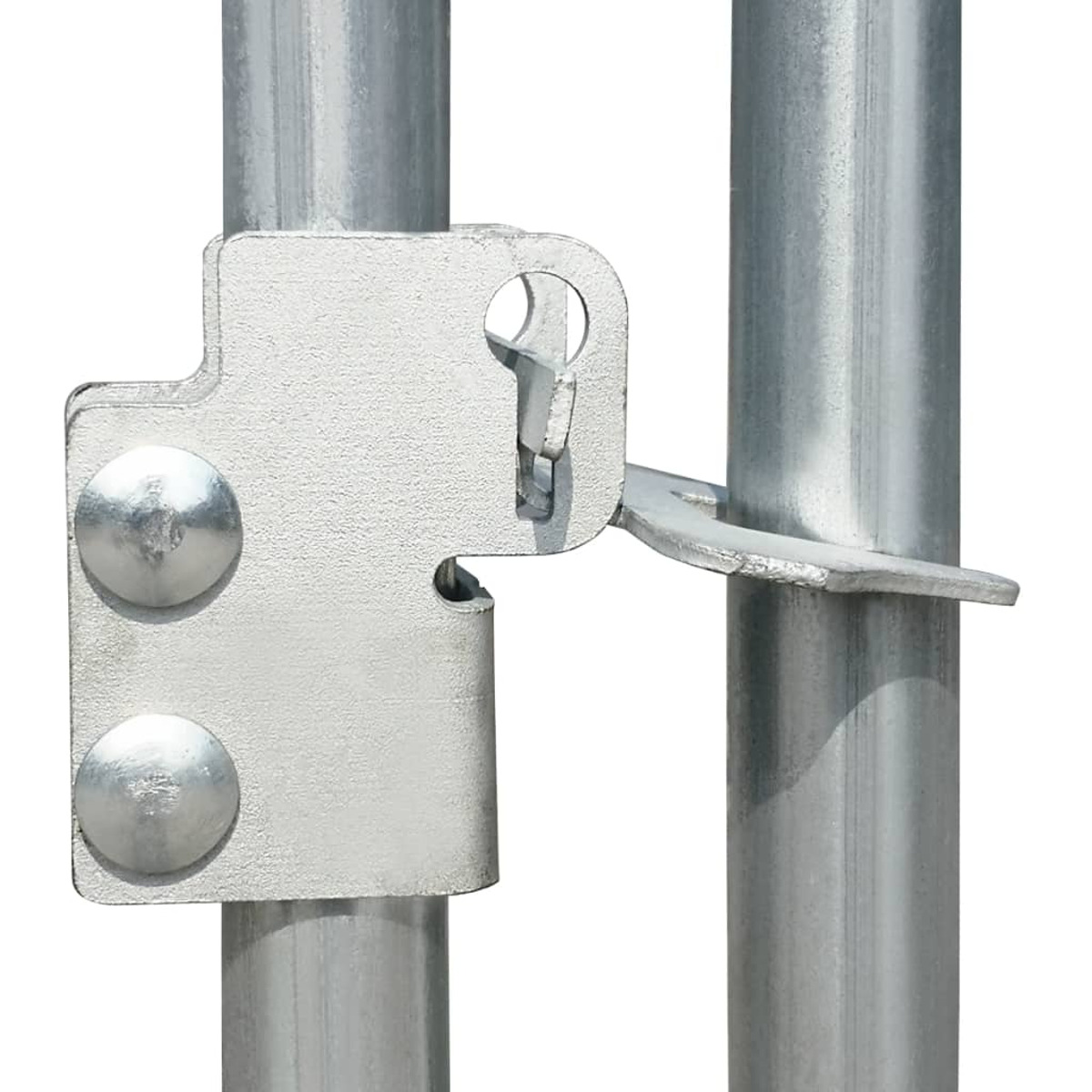 Nahaufnahme eines Metalltorverschlusses, zeigt den Verriegelungsmechanismus und die Pfosten.