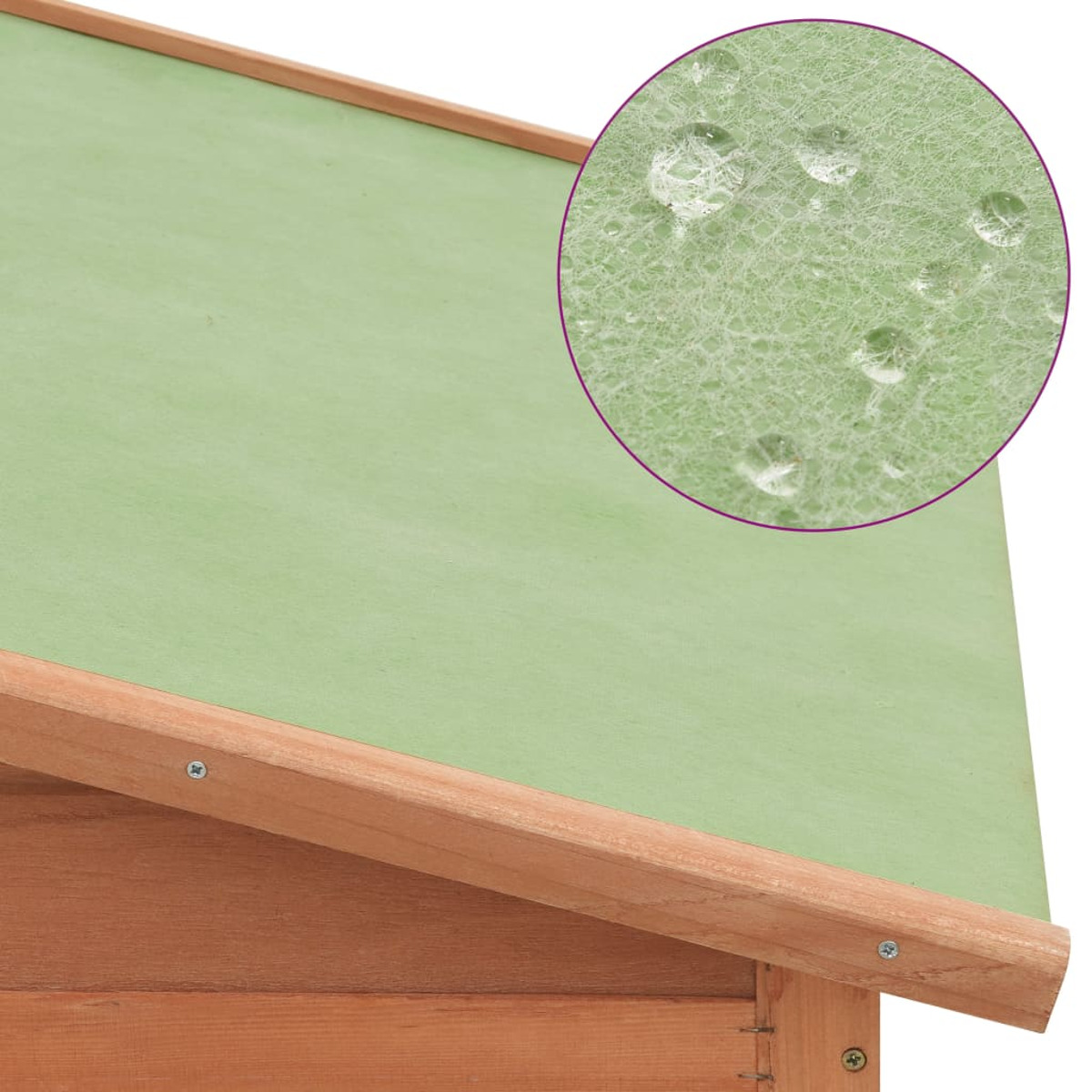 Nahaufnahme eines grünen Daches mit Wassertropfen. Das Dach ist Teil einer Holzkonstruktion.