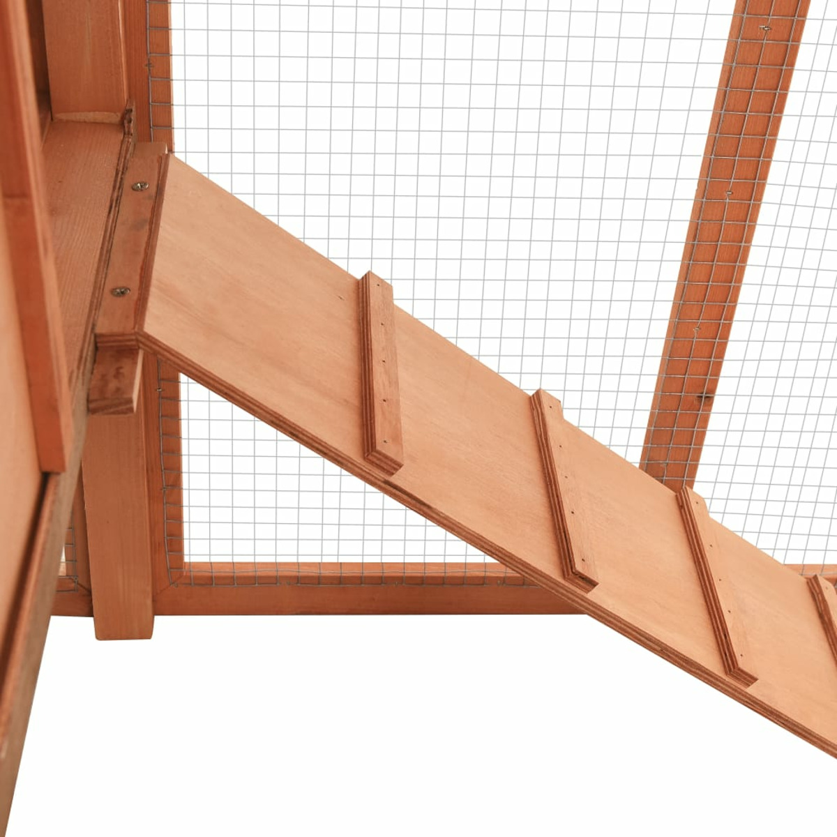 Holzrampe im Hühnerstall, mit sichtbaren Gittern an Seiten und Dach.