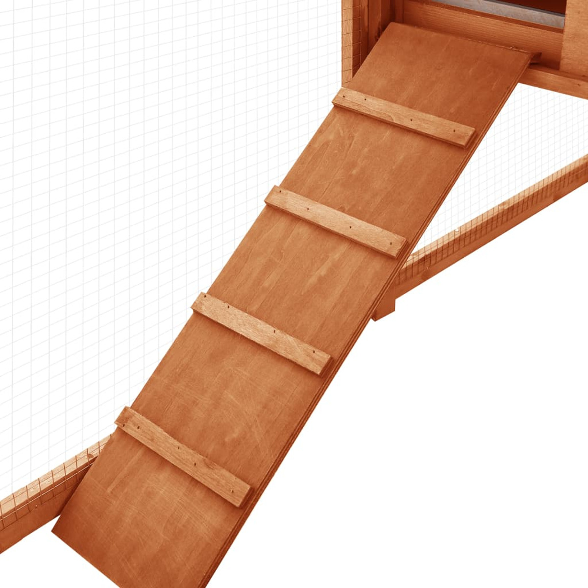 Eine Holzrampe, die vom Boden zu einer Holzkonstruktion mit einem Drahtgitterzaun führt.