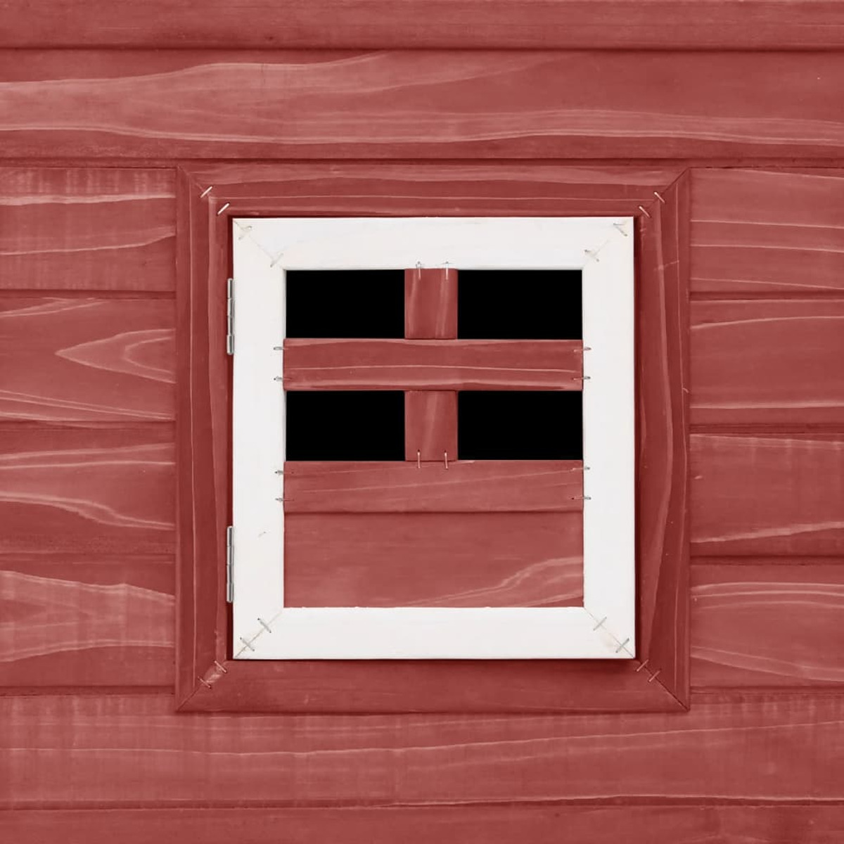 Ein quadratisches Fenster an einer roten Holzkonstruktion. Das Fenster hat weiße Verkleidung und ein kreuzförmiges Gitter.