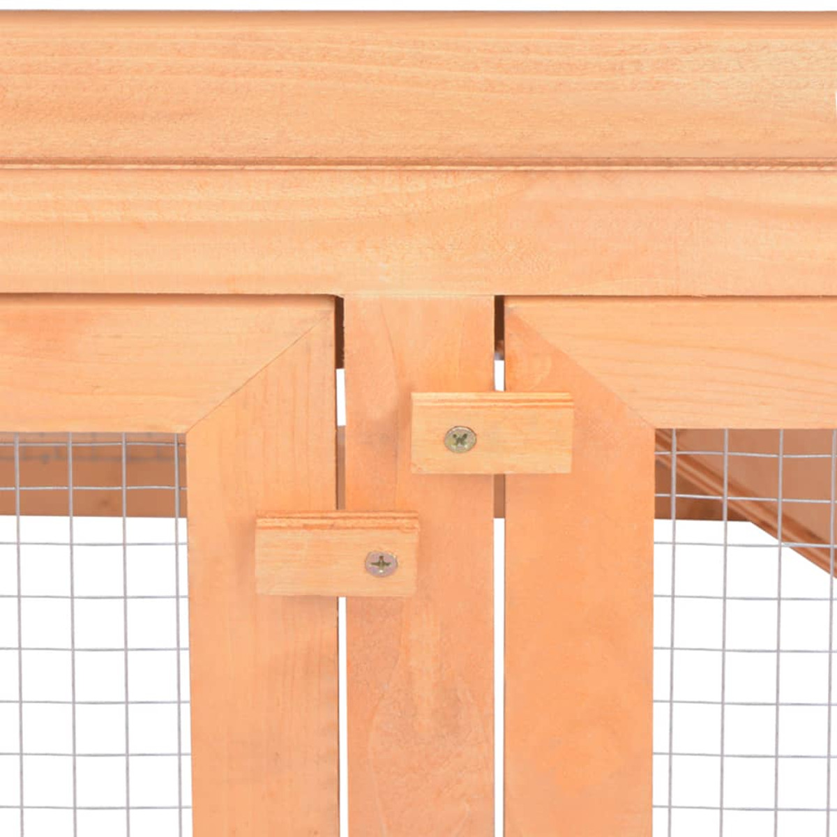 Kaninchenstall aus Holz mit Drahtgeflecht und Riegeln.