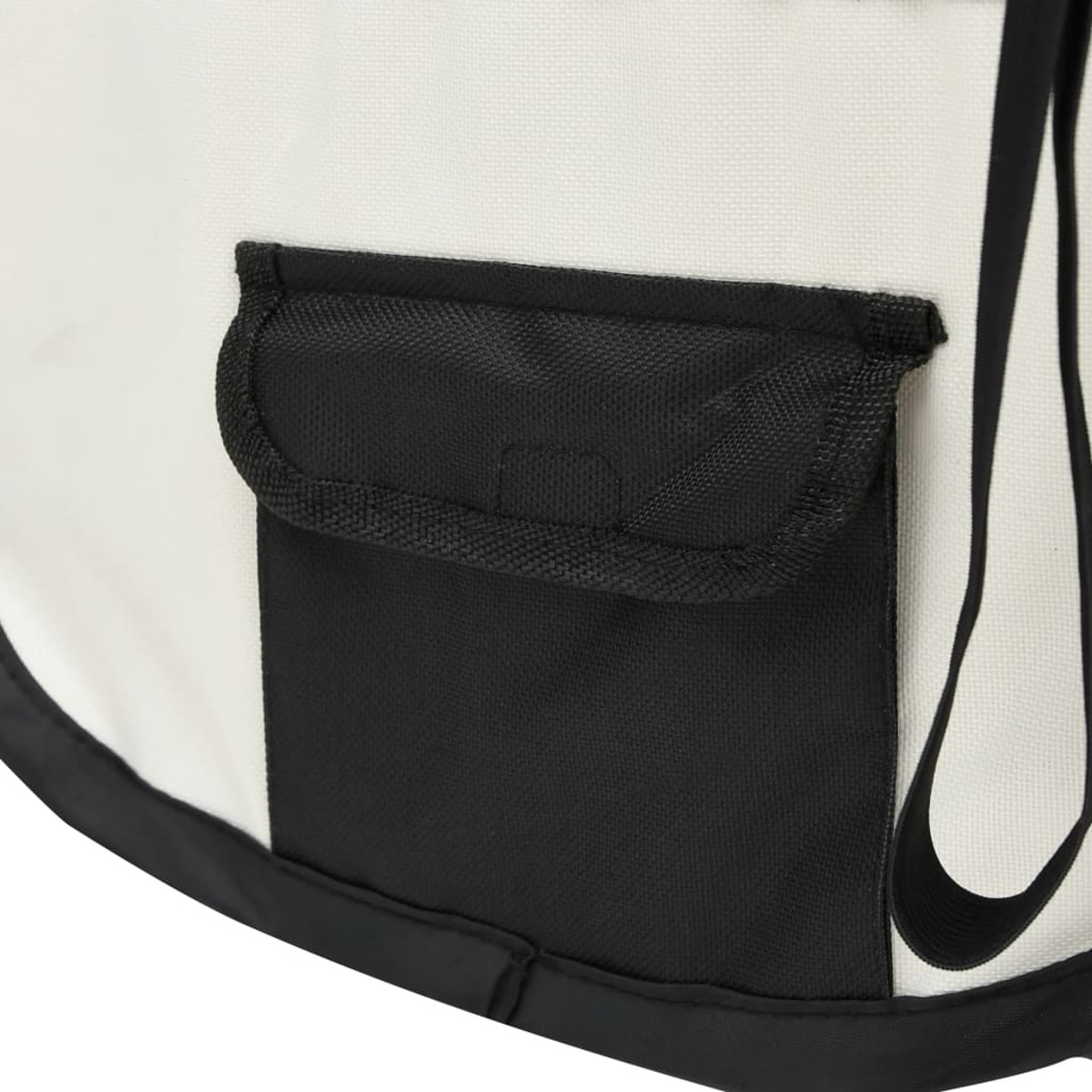 Nahaufnahme einer schwarzen Tasche am Laufstall. Die Tasche befindet sich auf einer weißen Oberfläche.