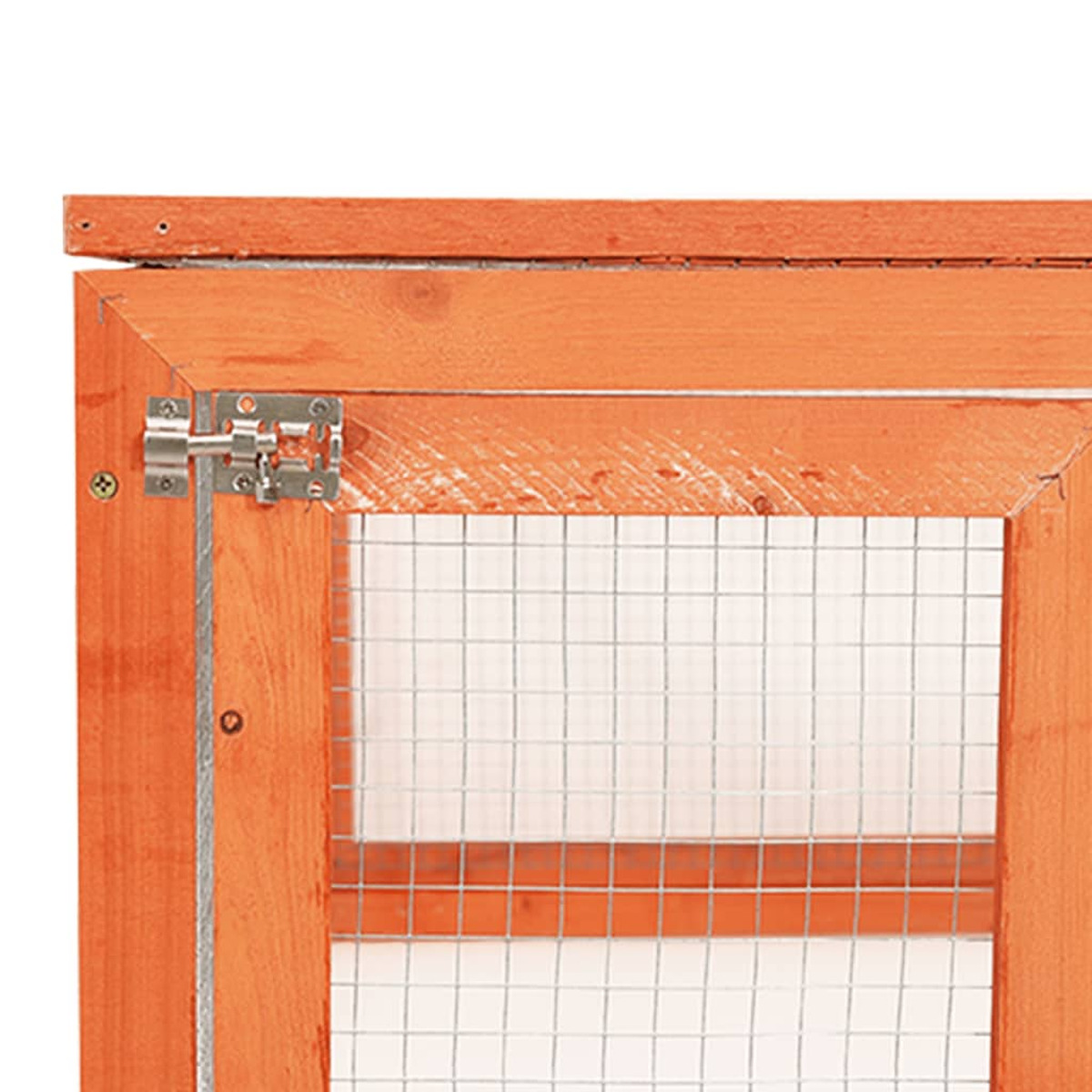 Holztür eines Tierhauses mit Metallriegel und Drahtgitter.