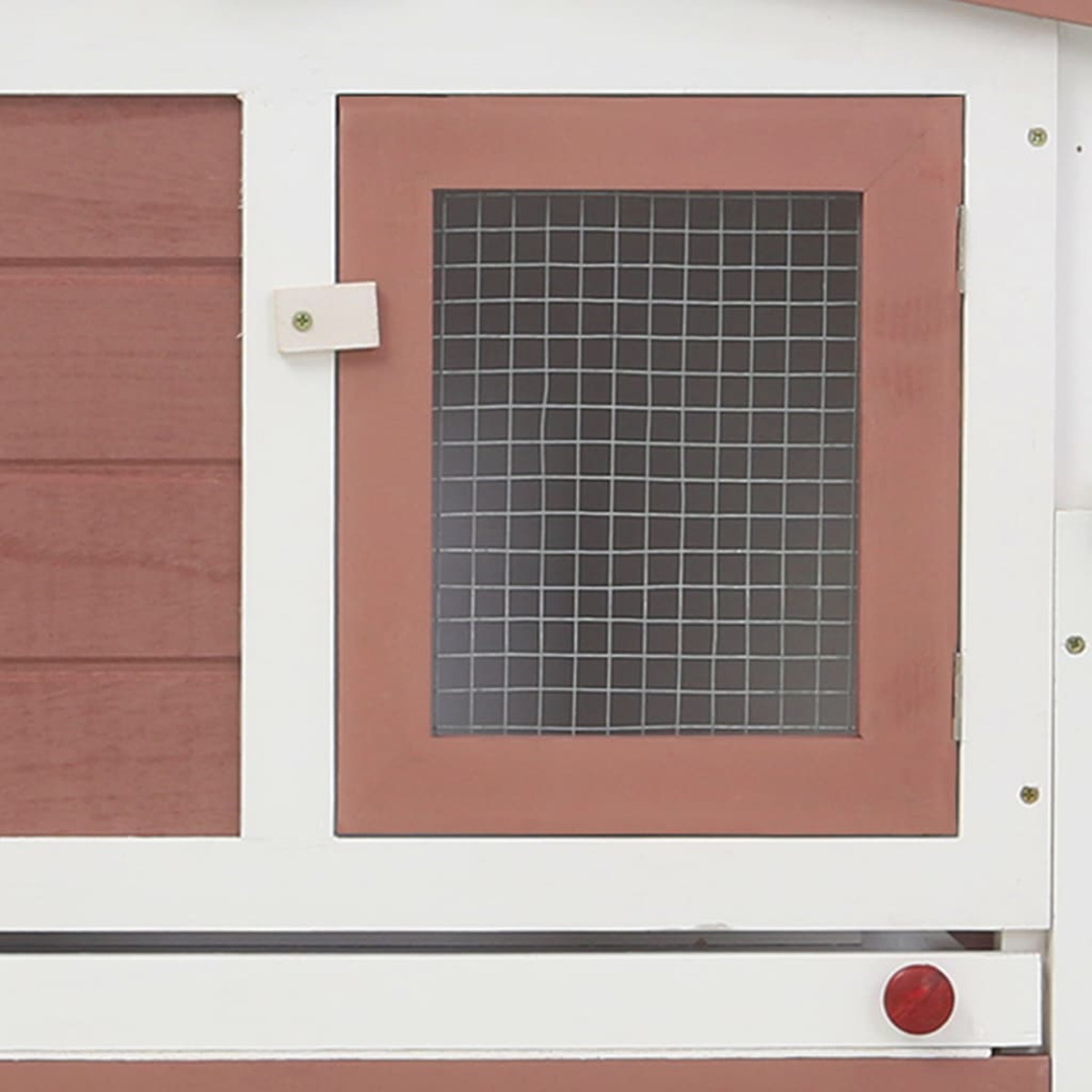 Nahaufnahme einer Holztür eines Haustierhauses mit einem Netzfenster.
